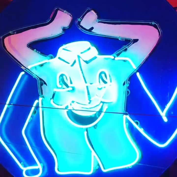 のインスタグラム：「I really love him(her) #theneonmuseum #neonmuseum #lasvegas」