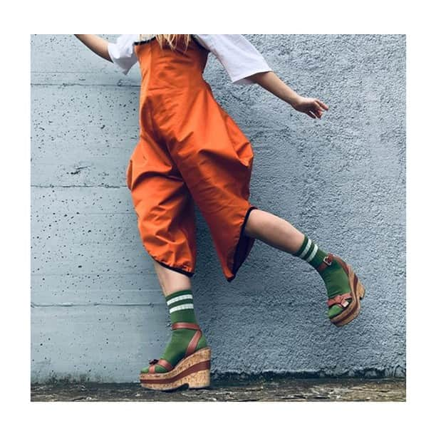 コレジアンさんのインスタグラム写真 - (コレジアンInstagram)「Be bold and pair our socks with wedge sandals, elevating both your outfit and your mood! 🤩 Express your personality and think outside the box! We love to inspire you! 😘 . Discover our Egyptian-cotton two line crew socks and their beautiful colour palette! They come in all sizes! Perfect for matchy-matchy family outfits! 🤗 . . 🇫🇷 Osez des looks audacieux ! 🤩 . Se démarquer, innover, être différent ... On a mille raisons de vouloir se démarquer ! S’autoriser à penser "out-of-the-box", s’inspirer, c’est ce que nous voulons vous offrir et vous proposer au quotidien ! Une façon de construire des tenues créatives et inspirantes. 😘 . Découvrez sans plus attendre la palette de couleurs très inspirante de ces nouvelles chaussettes à rayures sport ! Vous pourrez composer des looks pour toute la famille ! 🤗 . Picture by @homeless_handmade . . #collegien #collegiensocks #collegien_officiel #madeinfrance #extrasoft #bestsocksever #barneklær #newin #kinderstrümpfe #kniestrümpfe #靴下 #носки #sokker #instamum #fashionkids #crewsocks #varsitysocks #igkids #brandsforkids #inspiration #minime #parenting #family #matching #instakids #ootd #instatoddler #kidsofinstagram」6月5日 1時52分 - collegien_officiel