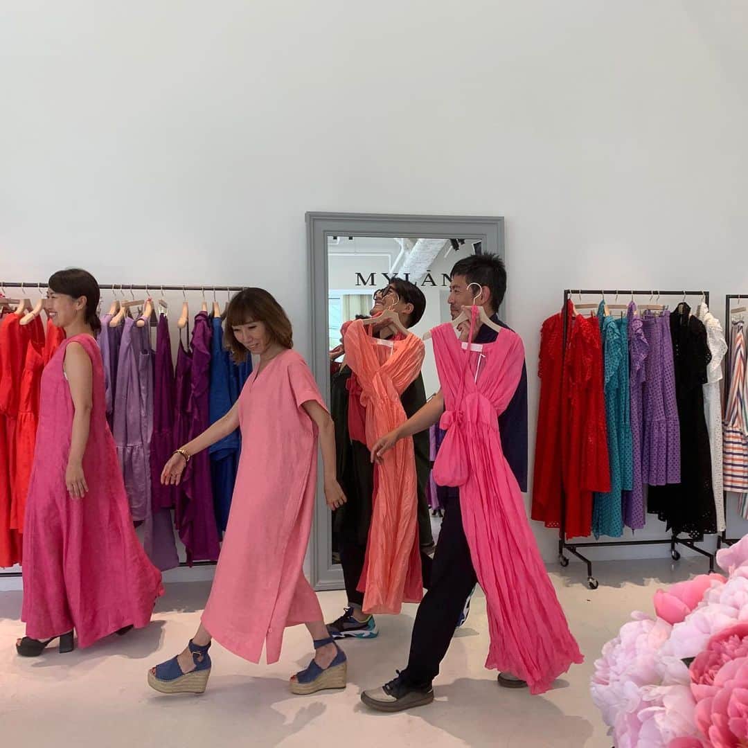 丸山敬太さんのインスタグラム写真 - (丸山敬太Instagram)「MYLANの展示販売会。 ケティの創るドレス達は いつだって、軽やかで、心踊る。色を纏えば、みんな笑顔になる。服の持つエネルギー。  大好き❤  丸山邸でも６／１５  ６／１６ 特別に販売します！！」6月5日 1時54分 - keitamaruyama