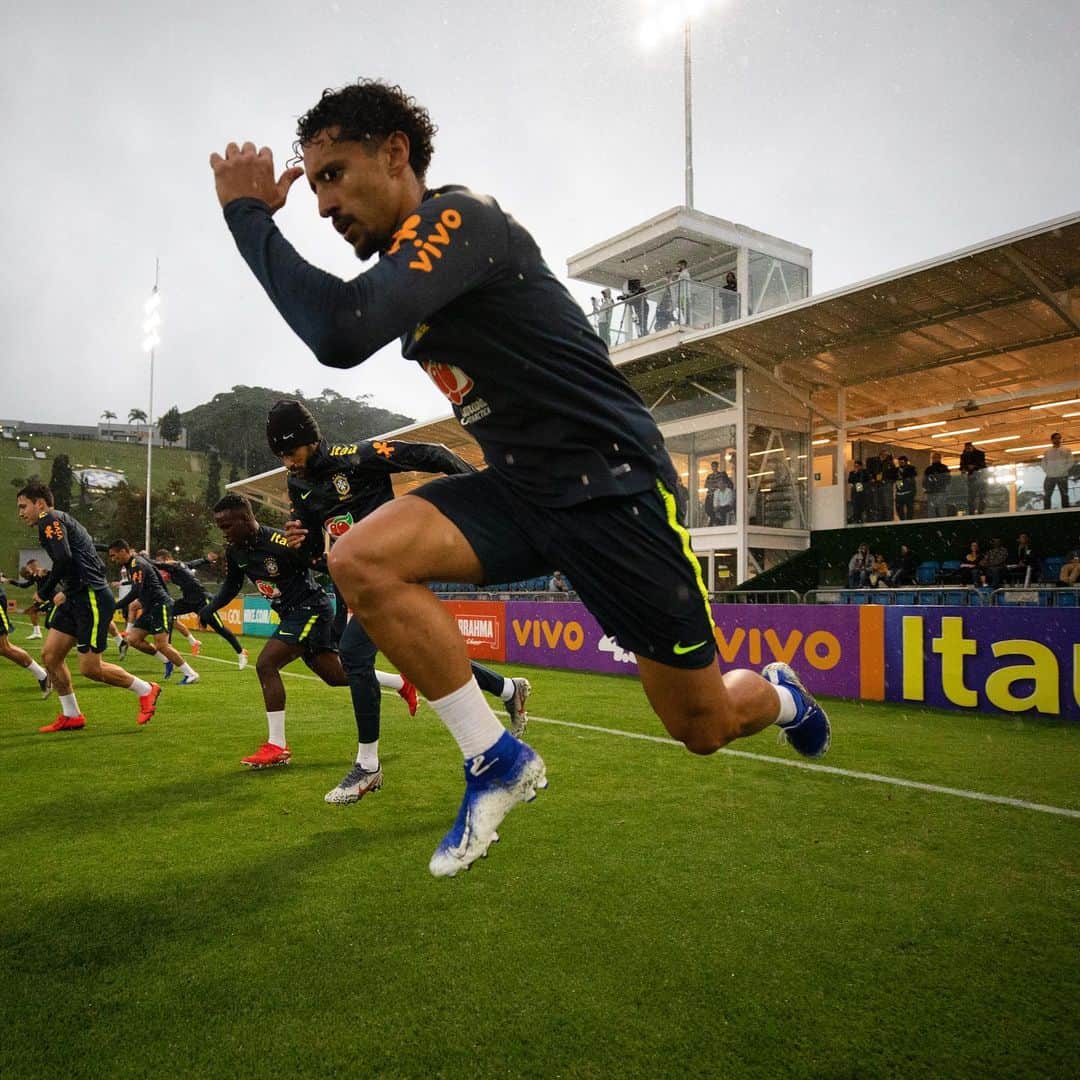 マルコス・アオアス・コレアのインスタグラム：「“Sonhar é voar alto com o pés bem firmes no céu.” 🏃🏾‍♂️💨#CopaAmerica #Training」
