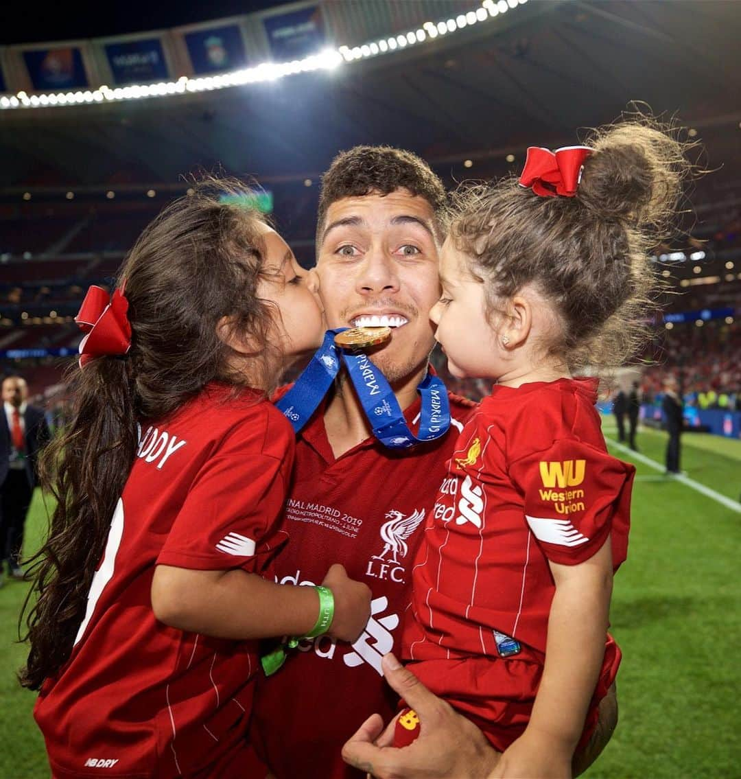 ロベルト・フィルミーノさんのインスタグラム写真 - (ロベルト・フィルミーノInstagram)「🙏🏻👨‍👩‍👧‍👧❤️」6月5日 1時59分 - roberto_firmino