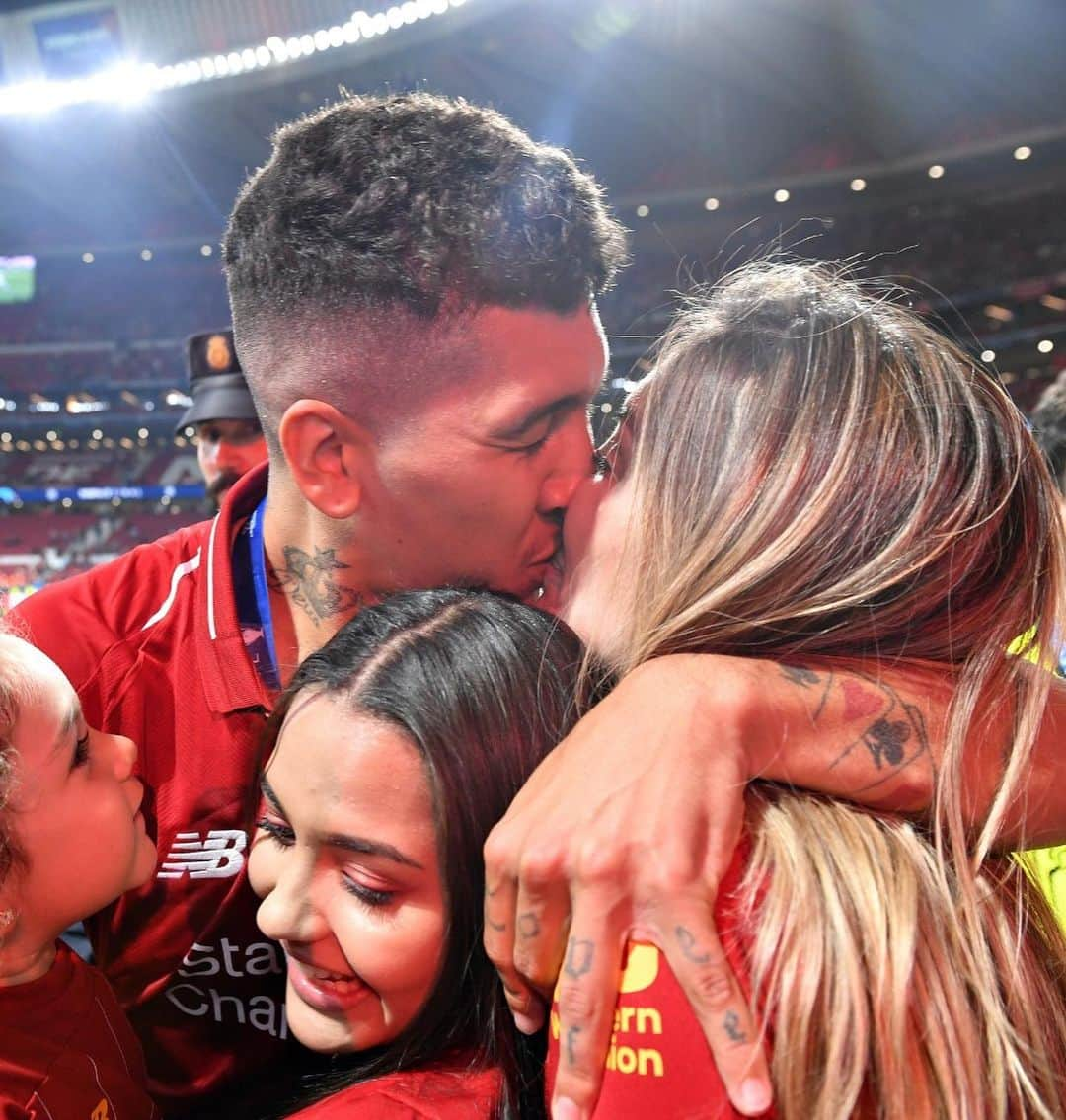 ロベルト・フィルミーノさんのインスタグラム写真 - (ロベルト・フィルミーノInstagram)「🙏🏻👨‍👩‍👧‍👧❤️」6月5日 1時59分 - roberto_firmino