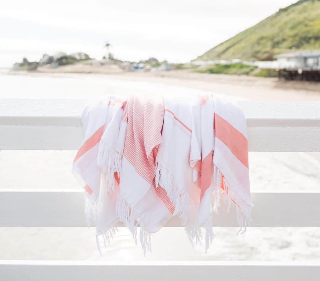 The Little Marketさんのインスタグラム写真 - (The Little MarketInstagram)「Bring on the sunshine. Our lightweight towels are essential for beach days. Choose from 15 colors and 4 styles. Tap to shop.」6月5日 2時00分 - thelittlemarket