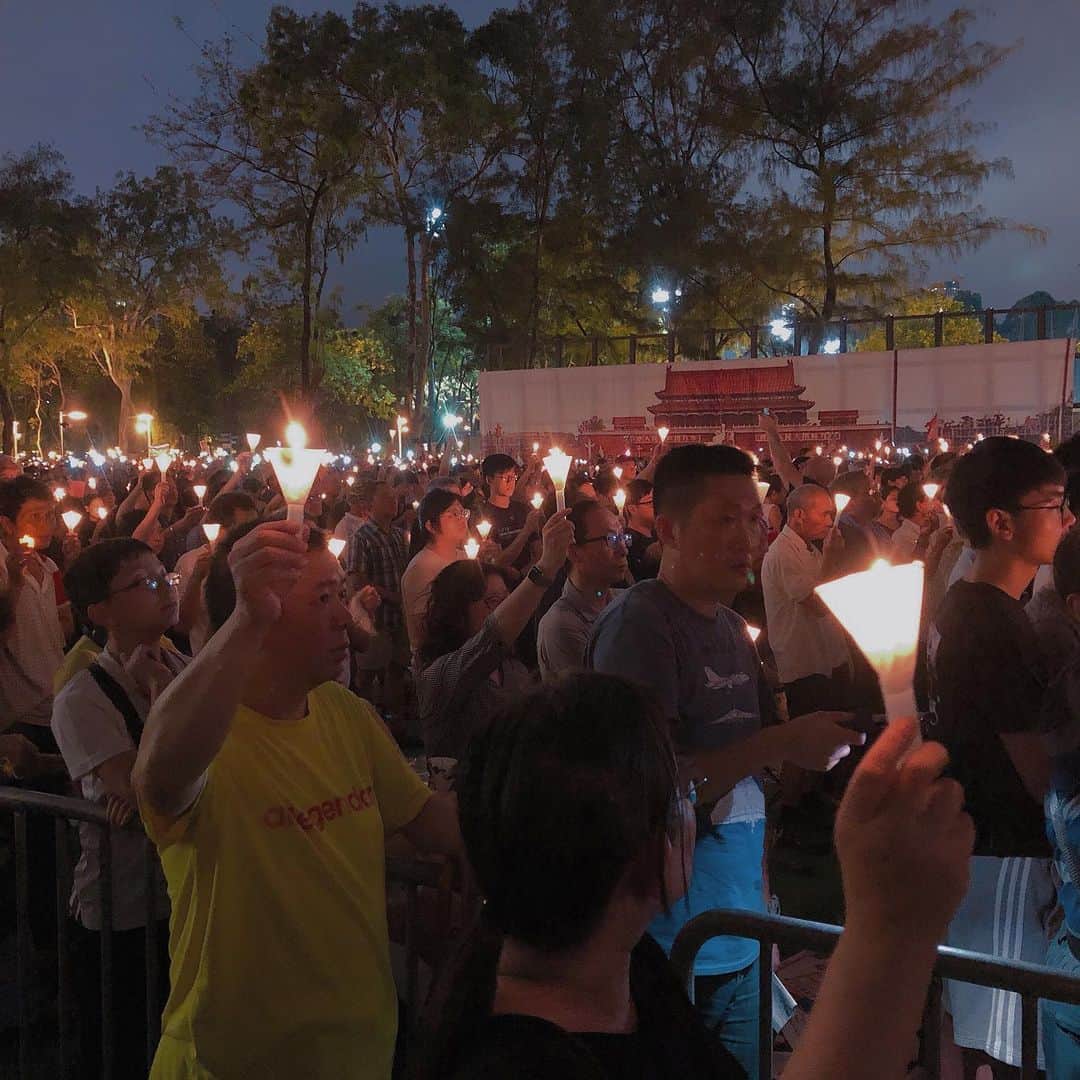 片渕茜さんのインスタグラム写真 - (片渕茜Instagram)「. 香港の公園で行われた、天安門事件追悼集会の取材へ。 公園には18万人もの人が集まり、ものすごい熱気でした。  取材をしていて感じたのは、当時犠牲になった学生たちへの哀悼の意はもちろん、香港が少しずつ自由ではなくなってきていることへの危機感を参加者たちが感じているんだろうなあということ。  今の香港と、天安門事件当時の中国には、どちらも民主化を望んでいる人たちが多くいます。 重なる部分があるからこそ、これだけの人が今天安門事件のことをもう一度考えようとしているのかもしれません。  今回の取材内容は、6/19 夜10:00〜未来世紀ジパングで放送です😊  #未来世紀ジパング #香港 #天安門事件」6月5日 2時03分 - akane_katafuchi