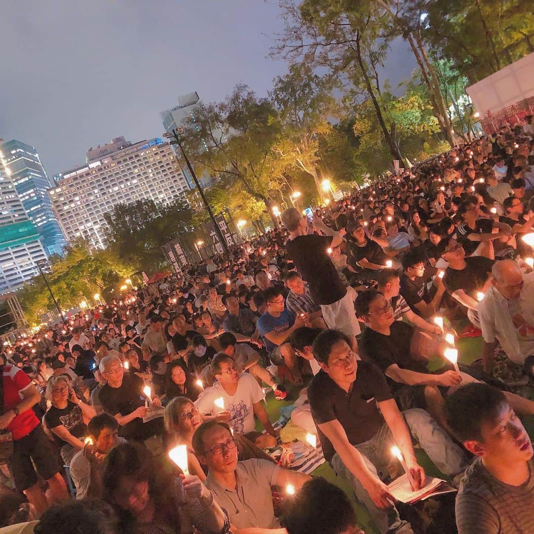 片渕茜さんのインスタグラム写真 - (片渕茜Instagram)「. 香港の公園で行われた、天安門事件追悼集会の取材へ。 公園には18万人もの人が集まり、ものすごい熱気でした。  取材をしていて感じたのは、当時犠牲になった学生たちへの哀悼の意はもちろん、香港が少しずつ自由ではなくなってきていることへの危機感を参加者たちが感じているんだろうなあということ。  今の香港と、天安門事件当時の中国には、どちらも民主化を望んでいる人たちが多くいます。 重なる部分があるからこそ、これだけの人が今天安門事件のことをもう一度考えようとしているのかもしれません。  今回の取材内容は、6/19 夜10:00〜未来世紀ジパングで放送です😊  #未来世紀ジパング #香港 #天安門事件」6月5日 2時03分 - akane_katafuchi