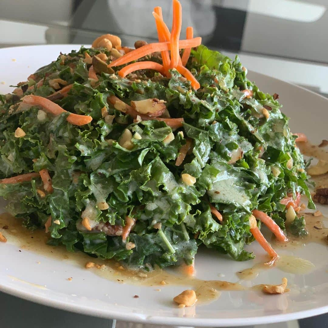 Angela Simmonsさんのインスタグラム写真 - (Angela SimmonsInstagram)「Vegan kale Caesar salad by @iamchefblack 🙌🏽 lunch 🥗 #BNB #builtnotbought」6月5日 2時08分 - angelasimmons