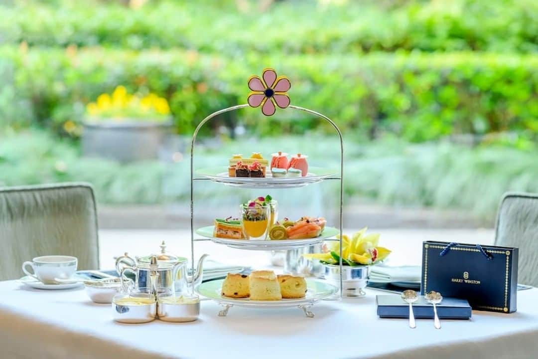 The Peninsula Hotelsさんのインスタグラム写真 - (The Peninsula HotelsInstagram)「We’ve partnered with renowned jewellery brand @harrywinston to launch our “Winston Garden at The Peninsula” Afternoon Tea. Inspired by the brand’s four iconic floral jewellery collections, guests of The @peninsulahongkong, #thepeninsulashanghai and @thepeninsulabeijing can enjoy this special treat now through the end of July. . . . . . . . . . #peninsulahotels #luxuryhotels #luxuryhotelexperience #luxurytravel #travel #beautifuldestinations #welltraveled #traveldiaries #jetset #jetsetter #hotel #hotellife」6月5日 2時09分 - peninsulahotels