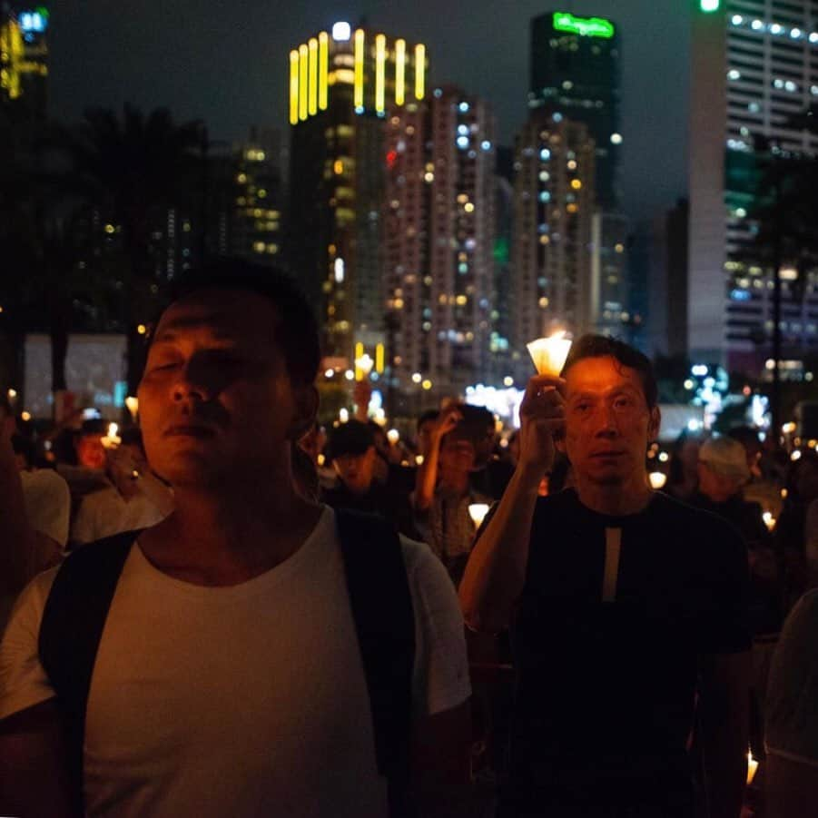 CNNさんのインスタグラム写真 - (CNNInstagram)「Crowds gathered in Hong Kong on Tuesday for a candlelight vigil to mark the 30th anniversary of the deadly crackdown on pro-democracy activists in Beijing’s Tiananmen Square. The Chinese government never released an official death toll from the 1989 massacre, but human-rights groups estimate it was in the hundreds, if not thousands. Hong Kong, a semi-autonomous city, is the only place on Chinese soil where such massive, public commemorations are held. Within mainland China, all mentions of the crackdown have been erased from history books, and the internet is strictly censored. (📸: @joshcnn )」6月5日 2時11分 - cnn