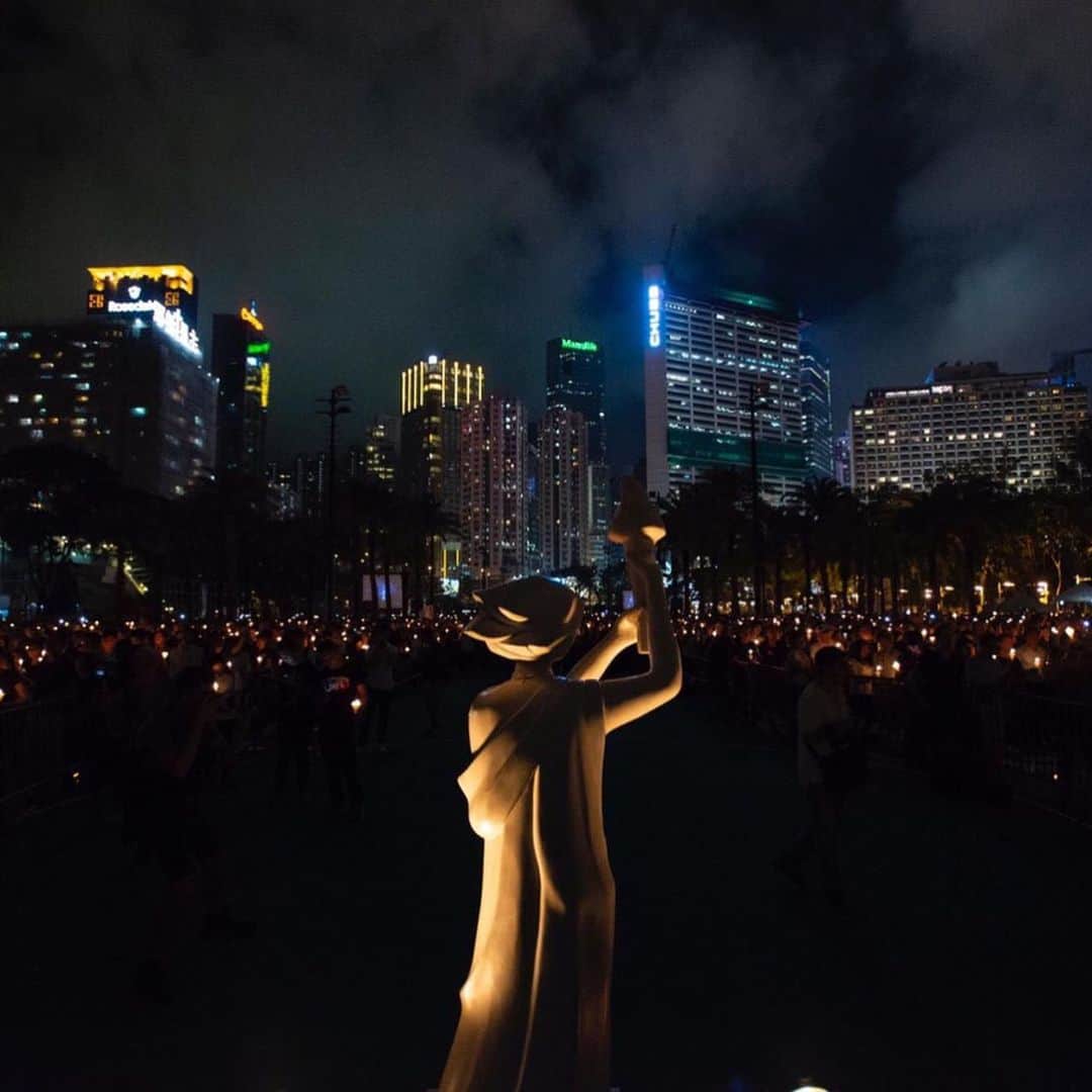 CNNさんのインスタグラム写真 - (CNNInstagram)「Crowds gathered in Hong Kong on Tuesday for a candlelight vigil to mark the 30th anniversary of the deadly crackdown on pro-democracy activists in Beijing’s Tiananmen Square. The Chinese government never released an official death toll from the 1989 massacre, but human-rights groups estimate it was in the hundreds, if not thousands. Hong Kong, a semi-autonomous city, is the only place on Chinese soil where such massive, public commemorations are held. Within mainland China, all mentions of the crackdown have been erased from history books, and the internet is strictly censored. (📸: @joshcnn )」6月5日 2時11分 - cnn
