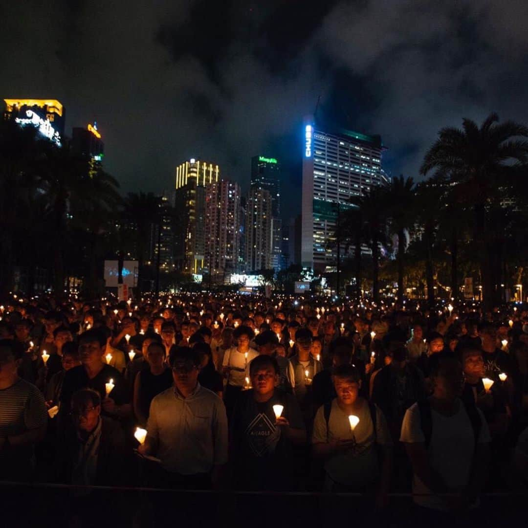 CNNさんのインスタグラム写真 - (CNNInstagram)「Crowds gathered in Hong Kong on Tuesday for a candlelight vigil to mark the 30th anniversary of the deadly crackdown on pro-democracy activists in Beijing’s Tiananmen Square. The Chinese government never released an official death toll from the 1989 massacre, but human-rights groups estimate it was in the hundreds, if not thousands. Hong Kong, a semi-autonomous city, is the only place on Chinese soil where such massive, public commemorations are held. Within mainland China, all mentions of the crackdown have been erased from history books, and the internet is strictly censored. (📸: @joshcnn )」6月5日 2時11分 - cnn