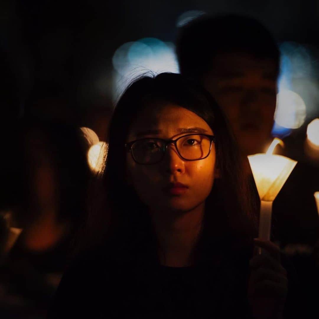 CNNさんのインスタグラム写真 - (CNNInstagram)「Crowds gathered in Hong Kong on Tuesday for a candlelight vigil to mark the 30th anniversary of the deadly crackdown on pro-democracy activists in Beijing’s Tiananmen Square. The Chinese government never released an official death toll from the 1989 massacre, but human-rights groups estimate it was in the hundreds, if not thousands. Hong Kong, a semi-autonomous city, is the only place on Chinese soil where such massive, public commemorations are held. Within mainland China, all mentions of the crackdown have been erased from history books, and the internet is strictly censored. (📸: @joshcnn )」6月5日 2時11分 - cnn