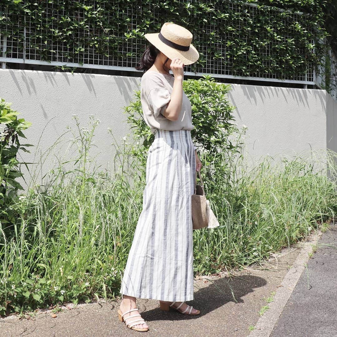 Eri Satoのインスタグラム：「beige×stripeコーデ · @titivatejp の #ストライプリラックスワイドパンツ ·  オフホワイト/ネイビーを着ています 綿麻素材で夏っぽくて可愛い～🤗 ストライプとハイウエストの効果で脚が長ーく見える気がする👀気がするだけ？笑 · #ティティベイト#titivate  #titivatestyle#fashion#ootd#outfit#code#coordinate#style#ファッション#コーディネート#コーデ#プチプラ#プチプラコーデ#ママコーデ#シンプルコーデ#mamagirl#locari#ママファッション #partegram#読者モデル#ママモデル #l4like#カジュアル#お洒落さんと繋がりたい#ワイドパンツ」