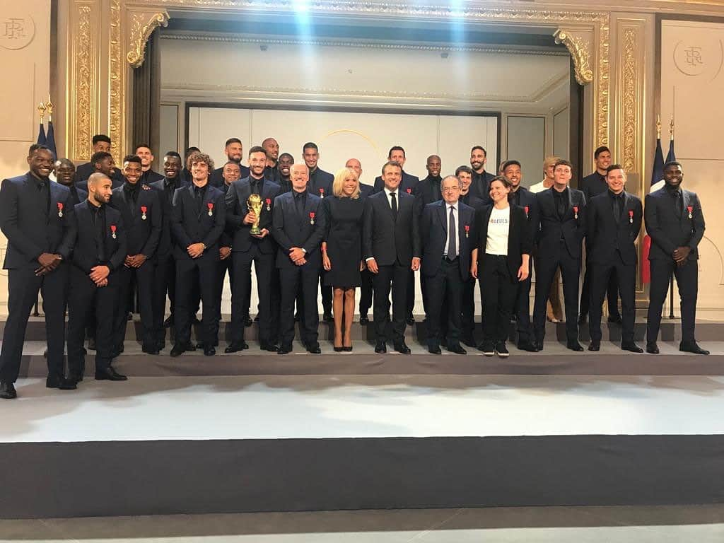 スティーヴ・マンダンダのインスタグラム：「🇫🇷🇫🇷 très grande fierté 🎖#légion d’honneur @equipedefrance」