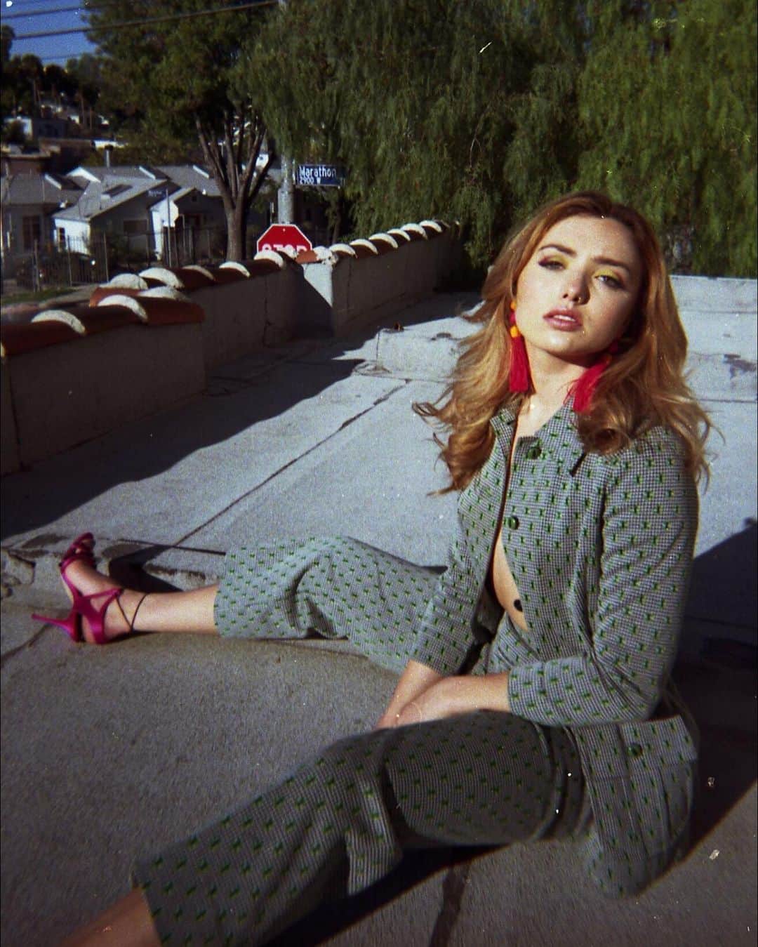 ペイトン・リストのインスタグラム：「I think she caught my face mid getting kicked off the roof」