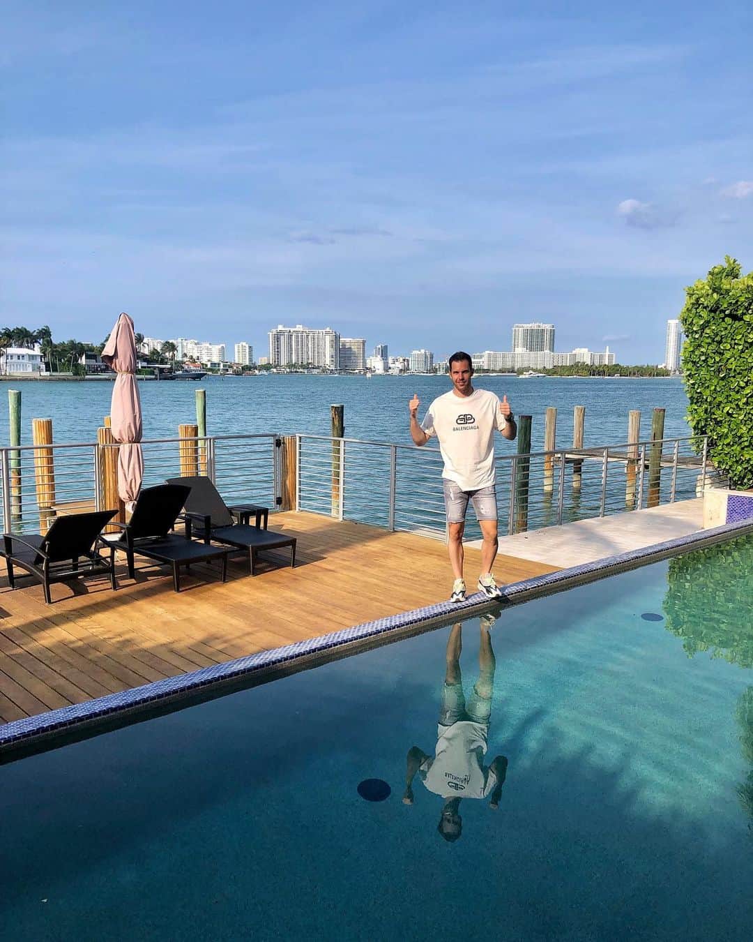 ヘスス・フェルナンデス・コラードのインスタグラム：「🌴 ☀️ 💦 #miami」