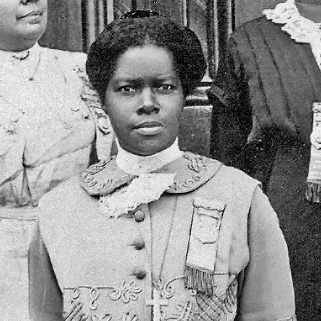 のインスタグラム：「Educator. Suffragist. Institution-builder. Nannie Helen Burroughs dedicated her career to preparing African American women to lead—both in the professional world and public life. As a young woman, Burroughs spearheaded efforts to form the Women's Convention (WC) Auxiliary to the National Baptist Convention. Swipe to see her Women's Convention conference badge, which features the organization's slogan: "The world for Christ. Women Arise. He calleth for thee." ⛪  With more than a million members, the Women's Convention became a platform African American women used to ensure their voices were heard—both within the denomination and throughout the world. As the Women's Convention's corresponding secretary—a position she held for more than forty years—Burroughs was a driving force behind its growth. As historian Evelyn Brooks Higginbotham writes, during the organization's first year, Burroughs "labored 365 days, traveled 2,125 miles, delivered 215 speeches, organized 12 societies, wrote 9,235 letters, and received 4,820 letters." Burroughs later served as the organization's president. With the support of the National Baptist Convention as well as Washington D.C.'s African American community, Burroughs founded the National Trade and Professional School for Women and Girls in the nation's capital. 🏫  For Burroughs, women's suffrage was an inextricably linked to African Americans' struggle for freedom, equality, and full citizenship. Writing for "The Crisis" in 1915, she told readers that "[w]hen the ballot is put into the hands of the American woman the world is going to get a correct estimate of the Negro woman. It will find her a tower of strength of which poets have never sung, orators have never spoken, and scholars have never written.” 🗳️ #19thAt100 #BecauseOfHerStory #WomensSuffrage #WomanSuffrage #WomenVote100 #HerVote100 #RightfullyHers #WomensHistory #AmericanHistory #VoteHistory #PoliticalHistory #ReligiousHistory #EducationHistory #AfricanAmericanHistory #CivilRightsHistory #AmericanDemocracy #NationWeBuildTogether #FreedomStruggle」