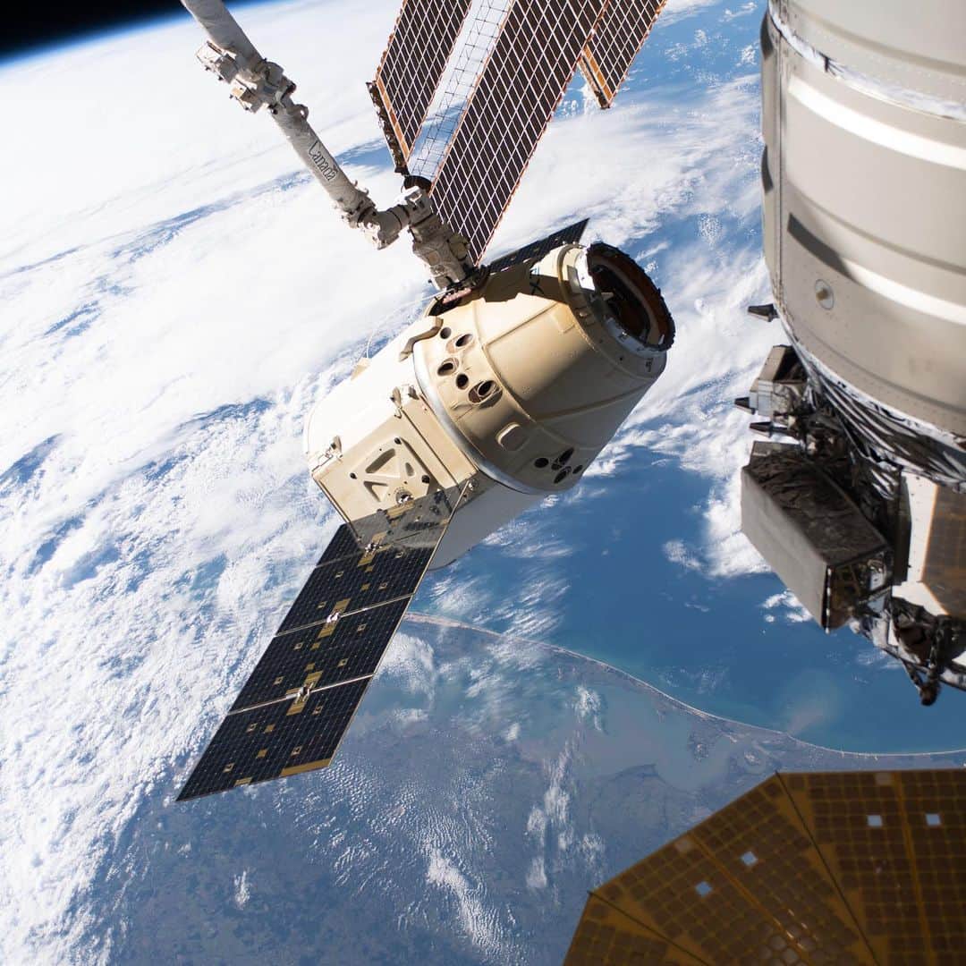 国際宇宙ステーションさんのインスタグラム写真 - (国際宇宙ステーションInstagram)「The SpaceX Dragon cargo craft on its 17th contracted mission to resupply mission to the station is pictured June 3, 2019, moments before being released from the Canadarm2 robotic arm.  #nasa #spacex #csa #unitedstates #canada #dragon #international #space #station #science」6月5日 2時17分 - iss