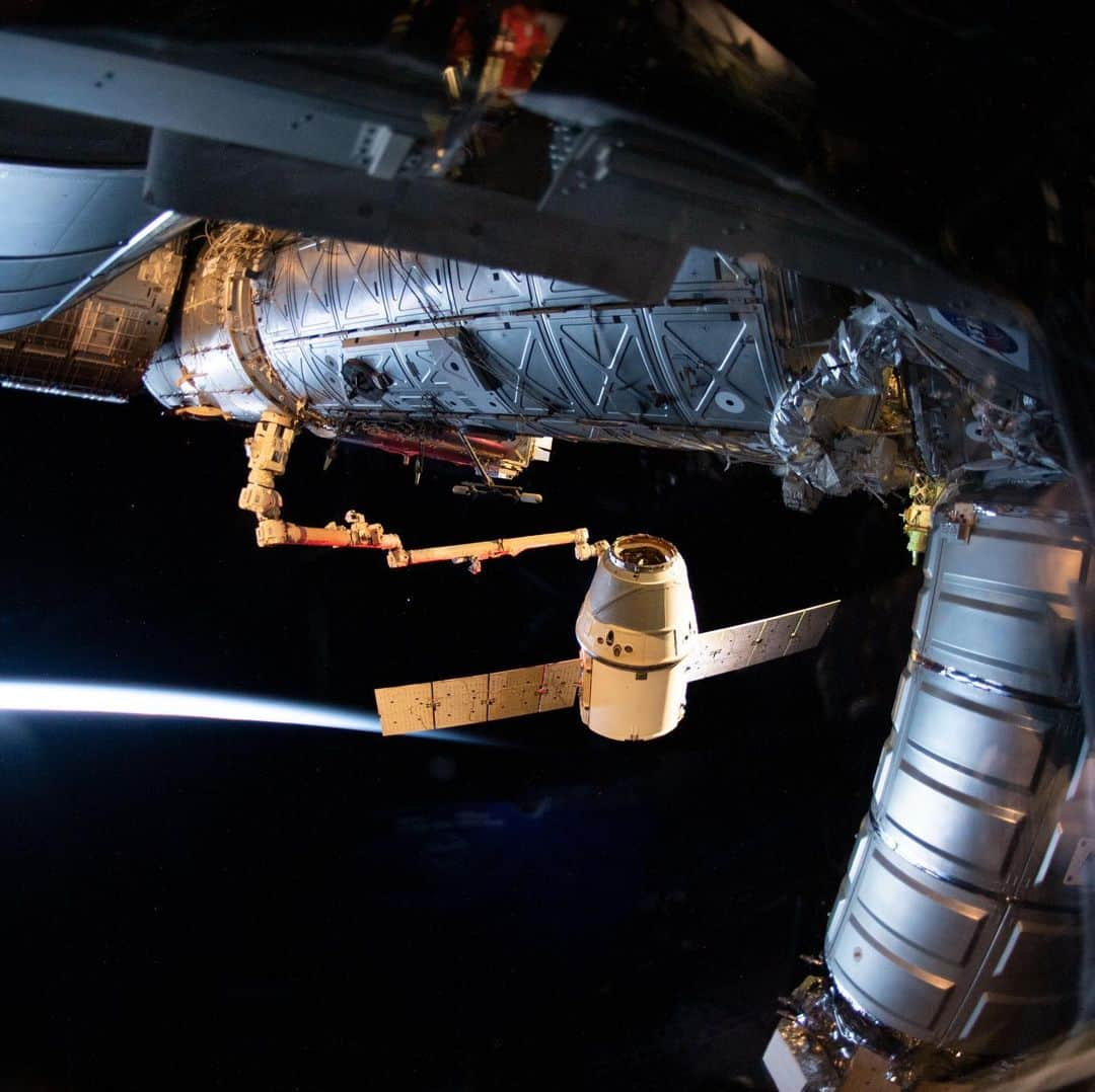 国際宇宙ステーションさんのインスタグラム写真 - (国際宇宙ステーションInstagram)「The SpaceX Dragon cargo craft on its 17th contracted mission to resupply mission to the station is pictured June 3, 2019, moments before being released from the Canadarm2 robotic arm.  #nasa #spacex #csa #unitedstates #canada #dragon #international #space #station #science」6月5日 2時17分 - iss