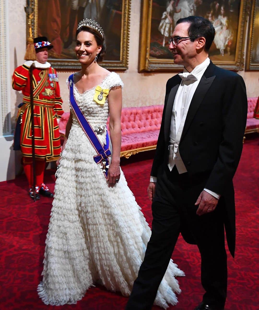 Harper's BAZAARさんのインスタグラム写真 - (Harper's BAZAARInstagram)「There was an important meaning behind Kate Middleton’s blue sash and decorations at the U.S. state dinner last night. Click the link in the bio to get all the info on the Duchess of Cambridge’s new honor.」6月5日 2時19分 - harpersbazaarus