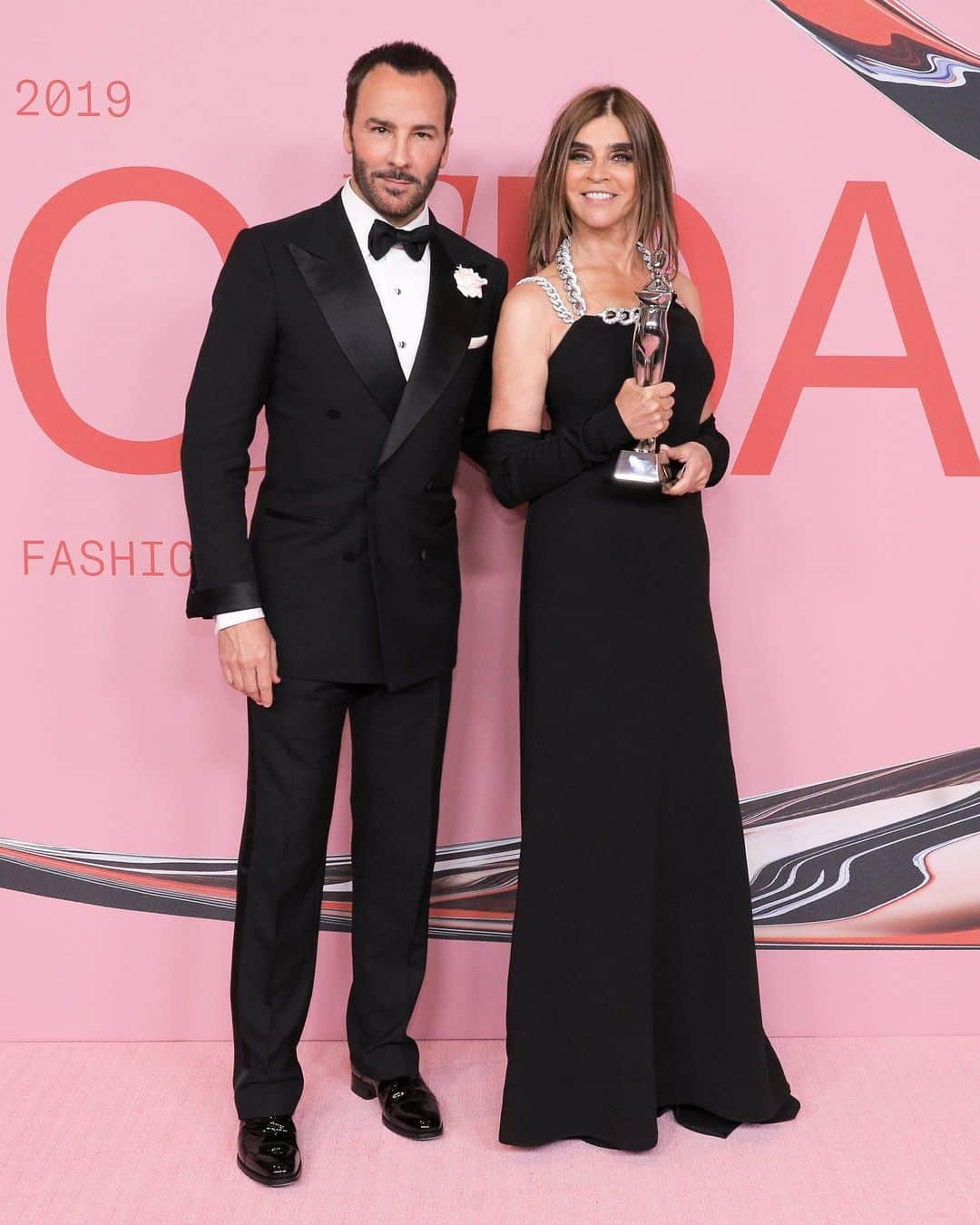 トムフォードさんのインスタグラム写真 - (トムフォードInstagram)「Tom Ford wore a black TOM FORD double breasted Windsor tuxedo and @carineroitfeld wore a black TOM FORD gown with crystal pave chains to the 2019 CFDA Fashion Awards in New York City. #TOMFORD #CFDAAwards」6月5日 2時19分 - tomford