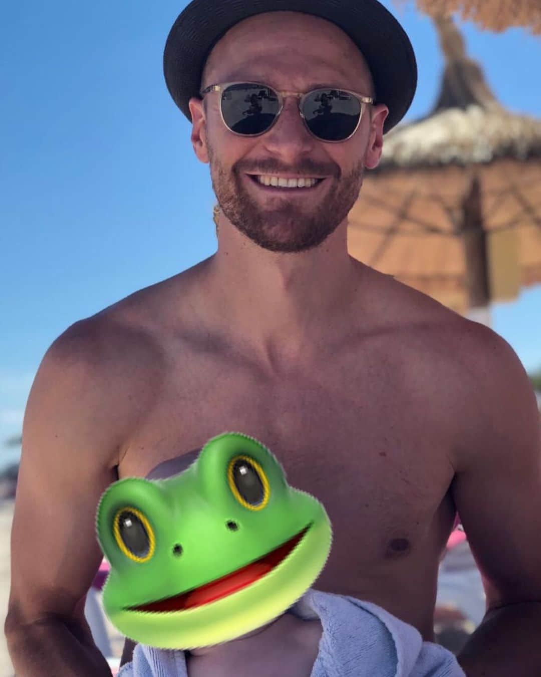 ベネディクト・ヘーヴェデスのインスタグラム：「Enjoying the holiday with my little 🐸」