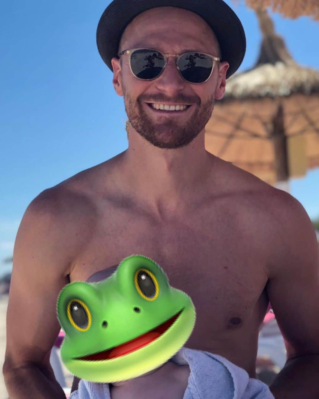 ベネディクト・ヘーヴェデスさんのインスタグラム写真 - (ベネディクト・ヘーヴェデスInstagram)「Enjoying the holiday with my little 🐸」6月5日 2時32分 - benwedes