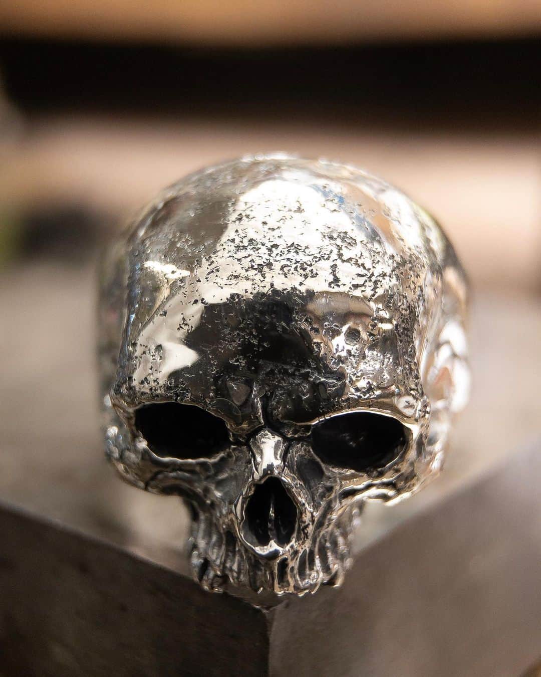 クレイジーピッグさんのインスタグラム写真 - (クレイジーピッグInstagram)「Hand carved by Armand Serra 💀 #skull #toothy #skulltattoos #skulls💀 #instadaily #instahub #instacool #handcarved #handmadejewellery #londonfashion #londonjewellery」6月5日 2時25分 - crazypigdesignslondon