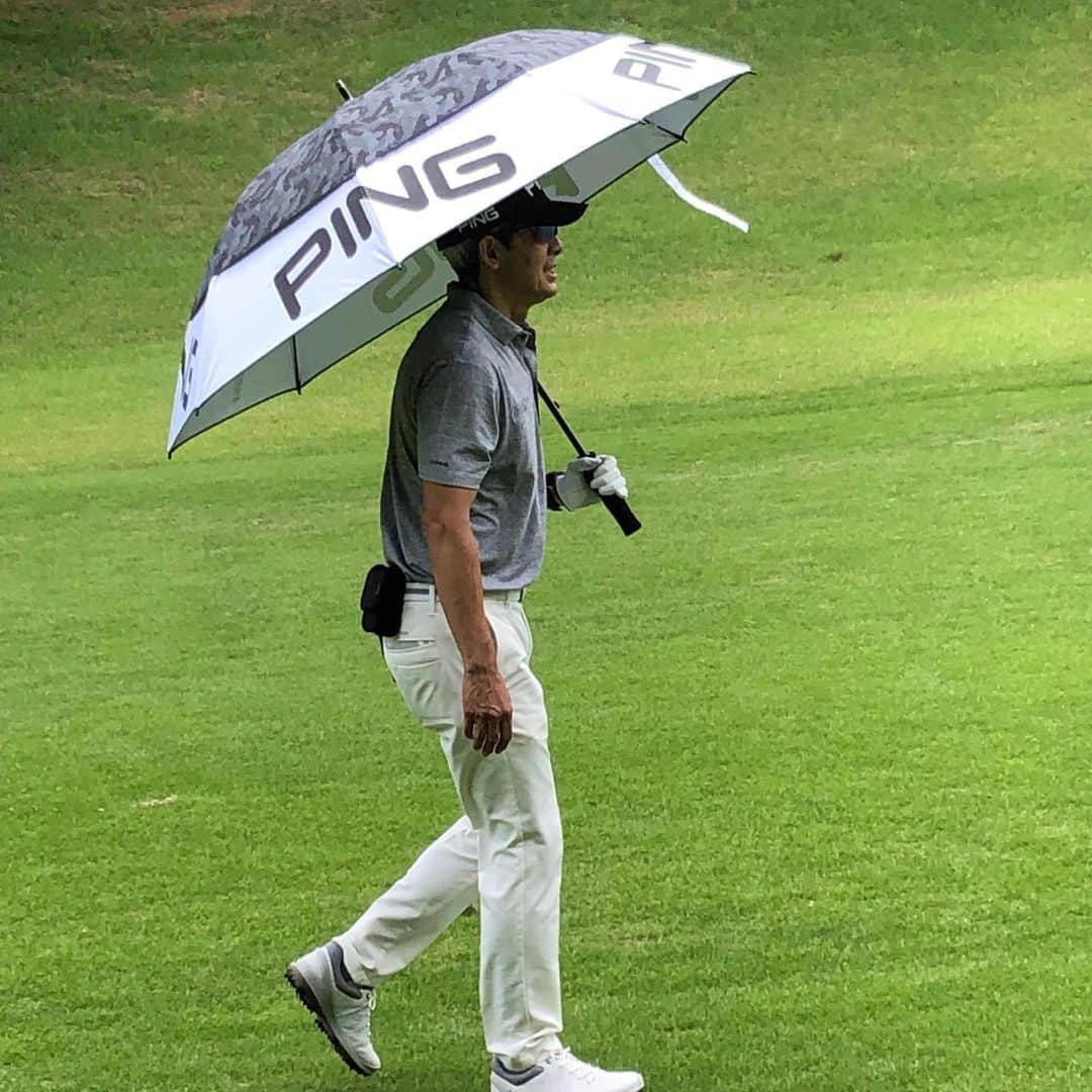 鶴見辰吾さんのインスタグラム写真 - (鶴見辰吾Instagram)「これだけ日差しが強いとおじさんだって日傘を差します。 #日傘おじさん」6月4日 17時32分 - shingo.tsurumi