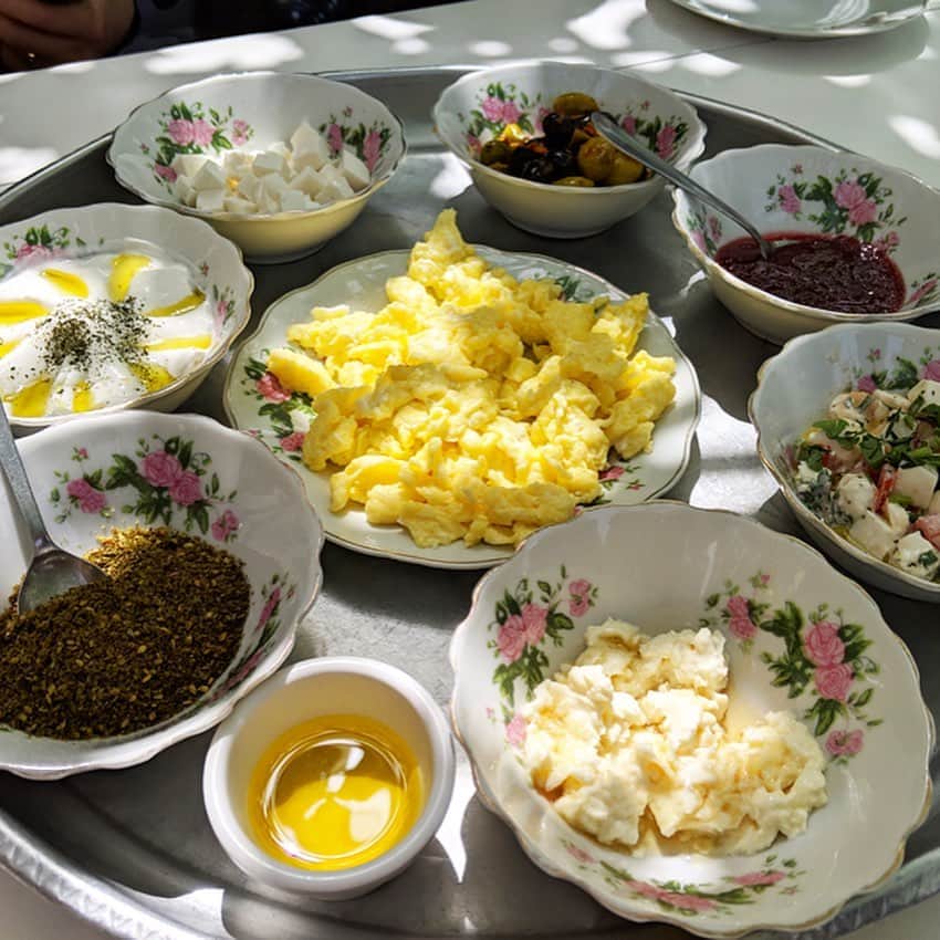 FRaUさんのインスタグラム写真 - (FRaUInstagram)「#ドバイ で食べたい絶品グルメ：伝統的なアラビア料理 レバノン料理に代表されるアラビア料理は、野菜をふんだんに使っているものが多く、とてもヘルシー✨ . リッチできらびやかな観光スポットだけじゃない！実はグルメを楽しむためにドバイを旅するのもオススメなんです！ . #FRaU #FRaUCATION #MyDubai #VisitDubai #ドバイグルメ #アラビアンティーハウス」6月4日 17時35分 - fraumagazine