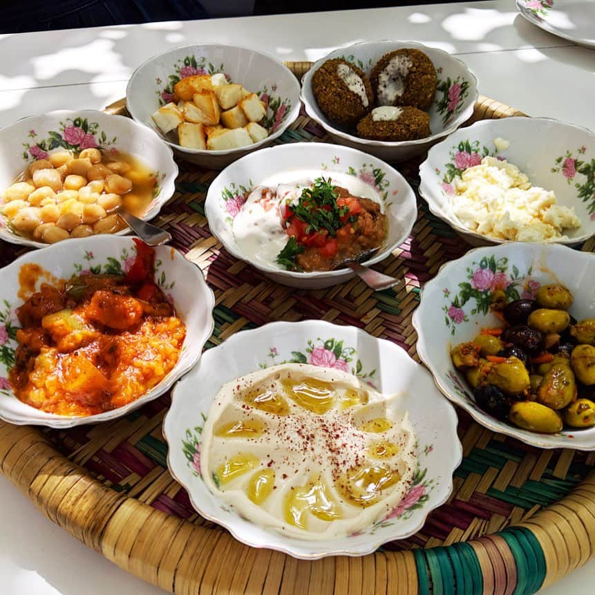 FRaUさんのインスタグラム写真 - (FRaUInstagram)「#ドバイ で食べたい絶品グルメ：伝統的なアラビア料理 レバノン料理に代表されるアラビア料理は、野菜をふんだんに使っているものが多く、とてもヘルシー✨ . リッチできらびやかな観光スポットだけじゃない！実はグルメを楽しむためにドバイを旅するのもオススメなんです！ . #FRaU #FRaUCATION #MyDubai #VisitDubai #ドバイグルメ #アラビアンティーハウス」6月4日 17時35分 - fraumagazine