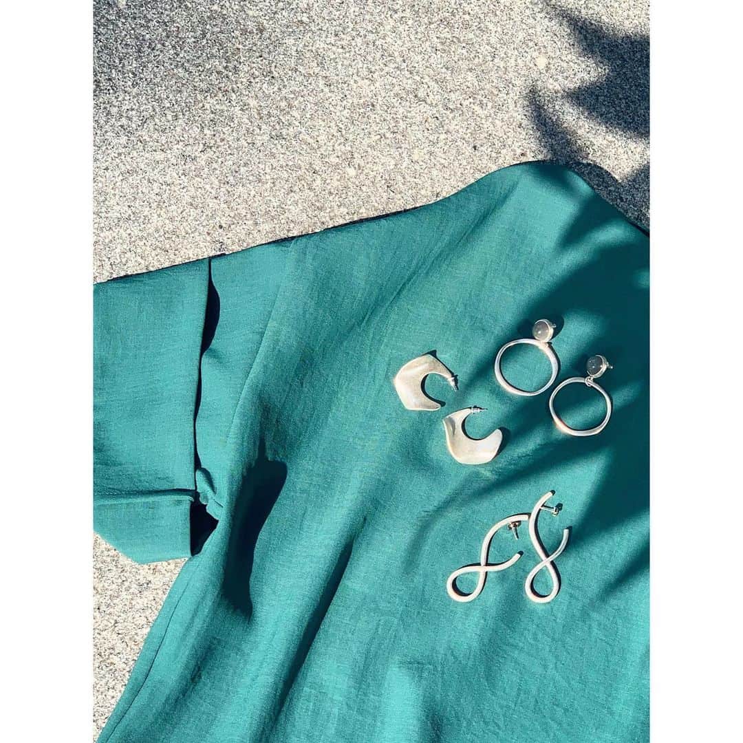 TIARAさんのインスタグラム写真 - (TIARAInstagram)「新作アクセサリー すこし日に焼けた肌に映えるシルバーアクセ。 オリジナル小物ブランド "La piece"より新作のご紹介です！ ・ マットな加工で高級感がありカジュアルになり過ぎず 大人の方にもおすすめのピアスシリーズ。 普段はゴールドが多いという方にも 是非挑戦していただきたい エレガントかつモードなデザインが揃っております。 洋服に合わせてアクセサリーやヘアスタイルまで トータルでコーディネートしてみては✨ ・ 上から順に earrings ¥4.200+TAX 【A0193PAC508】 earrings ¥3.200+TAX 【A0193PAC510】 earrings ¥3.800+TAX 【A0193PAC509】 ※すべてオリジナル ※シルバー、ゴールドの2色展開 ・ ・ #tiaramelrose #tiara #accessory #ティアラメルローズ #シルバーアクセ #夏アクセ #きれいめコーデ #小物コーデ #シルバーアクセサリー #夏ファッション #きれいめカジュアル #夏小物」6月4日 17時49分 - tiara_melrose