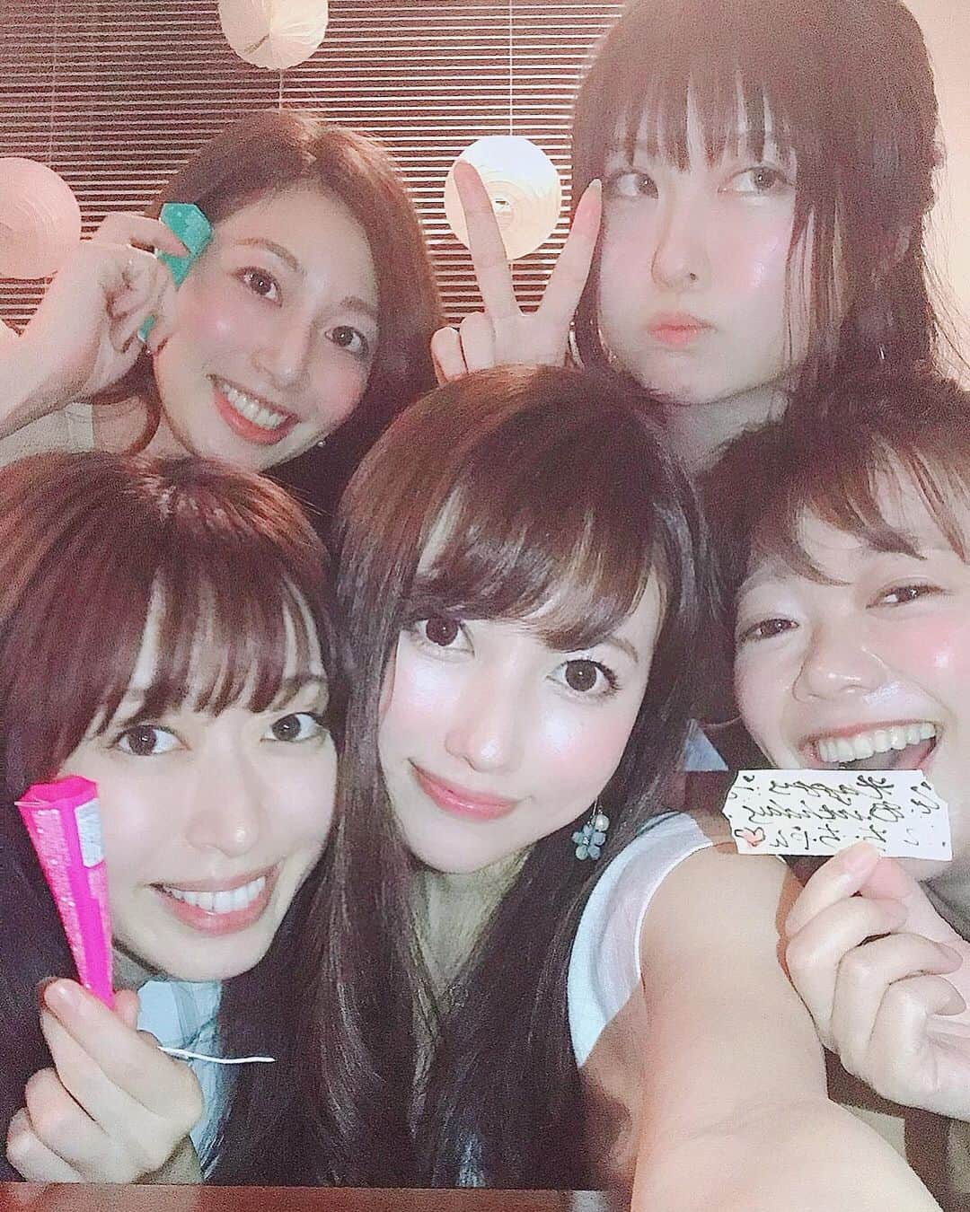 佐倉知里さんのインスタグラム写真 - (佐倉知里Instagram)「Happy Birthday to me❣️🎂🎀 5/31へのカウントダウンは大好きで仲良しすぎる品女のいつメン！にお祝いしてもらいました🙈💕 . おうち開けた瞬間かわいい飾り付けとクラッカーでお出迎え💓🎉 . タコスパーティ凄く美味しかったー🥰たこすぱ！🌮 ケーキもとっても可愛くて、 プレゼントもみんな私のこと考えてくれてて😢 動画は撮れてなくて２回目😂✨ . 12歳から6年間毎日青春を共にしてきたこの5人💓 たーーーくさん色んなことしたしイベント毎はいつも一緒だったし高校の時に行ったキャンプは今でも最高の思い出🙈(キャンプファイヤーも用意してマイムマイム踊ったね)  大人になる過程を共に歩むってもう出来ない事だもんね。 . 卒業しても変わらずこうやって仲良しでいられる存在がいることが私にとってどれだけ心強くて安心できて軸で支えとしてあるんだろう🥺 . 間違いなく私の人生においての宝物です🙈💓 . 本当に本当にありがとう🥰❣️ みんなで一緒に素敵なレディになろうね💕 . . #happybirthdaytome  #31may #bff#thankyoulove #品女 #キャン女」6月4日 17時49分 - chisa_tiara