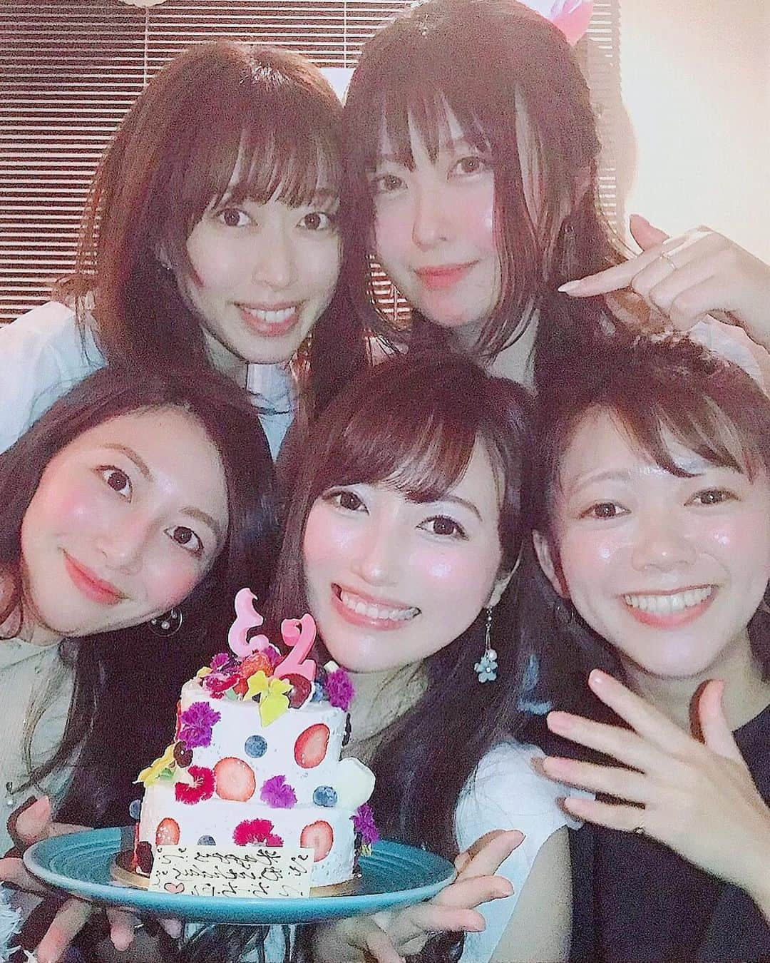 佐倉知里さんのインスタグラム写真 - (佐倉知里Instagram)「Happy Birthday to me❣️🎂🎀 5/31へのカウントダウンは大好きで仲良しすぎる品女のいつメン！にお祝いしてもらいました🙈💕 . おうち開けた瞬間かわいい飾り付けとクラッカーでお出迎え💓🎉 . タコスパーティ凄く美味しかったー🥰たこすぱ！🌮 ケーキもとっても可愛くて、 プレゼントもみんな私のこと考えてくれてて😢 動画は撮れてなくて２回目😂✨ . 12歳から6年間毎日青春を共にしてきたこの5人💓 たーーーくさん色んなことしたしイベント毎はいつも一緒だったし高校の時に行ったキャンプは今でも最高の思い出🙈(キャンプファイヤーも用意してマイムマイム踊ったね)  大人になる過程を共に歩むってもう出来ない事だもんね。 . 卒業しても変わらずこうやって仲良しでいられる存在がいることが私にとってどれだけ心強くて安心できて軸で支えとしてあるんだろう🥺 . 間違いなく私の人生においての宝物です🙈💓 . 本当に本当にありがとう🥰❣️ みんなで一緒に素敵なレディになろうね💕 . . #happybirthdaytome  #31may #bff#thankyoulove #品女 #キャン女」6月4日 17時49分 - chisa_tiara