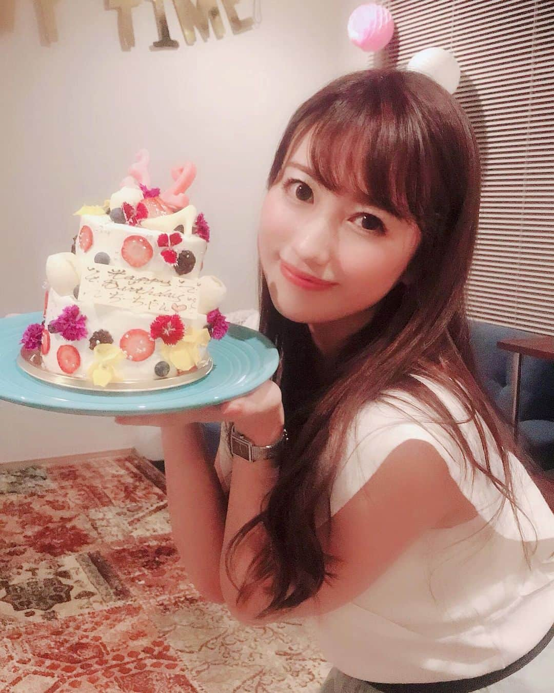 佐倉知里さんのインスタグラム写真 - (佐倉知里Instagram)「Happy Birthday to me❣️🎂🎀 5/31へのカウントダウンは大好きで仲良しすぎる品女のいつメン！にお祝いしてもらいました🙈💕 . おうち開けた瞬間かわいい飾り付けとクラッカーでお出迎え💓🎉 . タコスパーティ凄く美味しかったー🥰たこすぱ！🌮 ケーキもとっても可愛くて、 プレゼントもみんな私のこと考えてくれてて😢 動画は撮れてなくて２回目😂✨ . 12歳から6年間毎日青春を共にしてきたこの5人💓 たーーーくさん色んなことしたしイベント毎はいつも一緒だったし高校の時に行ったキャンプは今でも最高の思い出🙈(キャンプファイヤーも用意してマイムマイム踊ったね)  大人になる過程を共に歩むってもう出来ない事だもんね。 . 卒業しても変わらずこうやって仲良しでいられる存在がいることが私にとってどれだけ心強くて安心できて軸で支えとしてあるんだろう🥺 . 間違いなく私の人生においての宝物です🙈💓 . 本当に本当にありがとう🥰❣️ みんなで一緒に素敵なレディになろうね💕 . . #happybirthdaytome  #31may #bff#thankyoulove #品女 #キャン女」6月4日 17時49分 - chisa_tiara