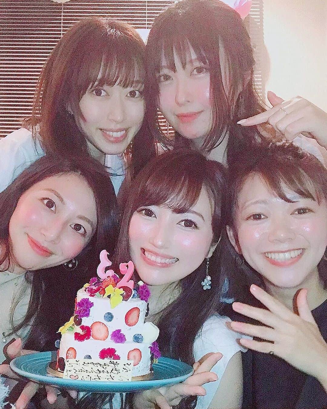 佐倉知里のインスタグラム：「Happy Birthday to me❣️🎂🎀 5/31へのカウントダウンは大好きで仲良しすぎる品女のいつメン！にお祝いしてもらいました🙈💕 . おうち開けた瞬間かわいい飾り付けとクラッカーでお出迎え💓🎉 . タコスパーティ凄く美味しかったー🥰たこすぱ！🌮 ケーキもとっても可愛くて、 プレゼントもみんな私のこと考えてくれてて😢 動画は撮れてなくて２回目😂✨ . 12歳から6年間毎日青春を共にしてきたこの5人💓 たーーーくさん色んなことしたしイベント毎はいつも一緒だったし高校の時に行ったキャンプは今でも最高の思い出🙈(キャンプファイヤーも用意してマイムマイム踊ったね)  大人になる過程を共に歩むってもう出来ない事だもんね。 . 卒業しても変わらずこうやって仲良しでいられる存在がいることが私にとってどれだけ心強くて安心できて軸で支えとしてあるんだろう🥺 . 間違いなく私の人生においての宝物です🙈💓 . 本当に本当にありがとう🥰❣️ みんなで一緒に素敵なレディになろうね💕 . . #happybirthdaytome  #31may #bff#thankyoulove #品女 #キャン女」