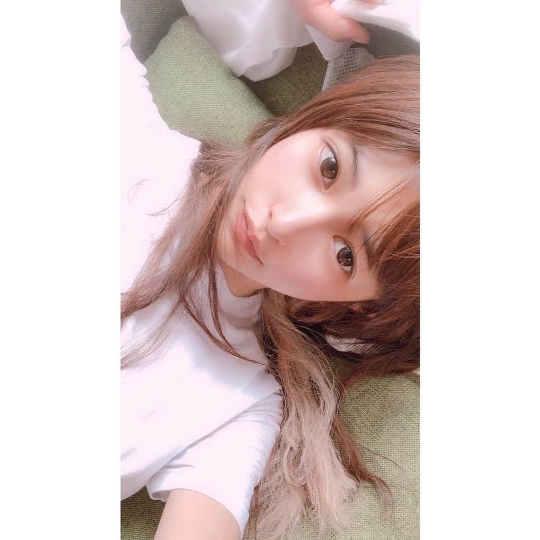 甘夏ゆずさんのインスタグラム写真 - (甘夏ゆずInstagram)「のーめいく 髪が獅子舞🦱」6月4日 17時41分 - yuzu_amanatsu