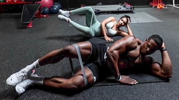 Simeon Pandaさんのインスタグラム写真 - (Simeon PandaInstagram)「NEW video ‘How to Activate and Train Your Glutes with @chanelcocobrown’ 👉🏾LINK IN MY BIO ⁣⁣⁣⁣👈🏾 Like, comment and share when you’ve seen it 👊🏾 Make sure you’re subscribed to my channel for lots of FREE awesome workouts for both the gym & home and diet tips. ⁣ ⁣⁣⁣⁣⁣ ⁣⁣⁣⁣⁣ 🎥 YouTube.com/simeonpanda⁣⁣⁣⁣⁣⁣ 🎥 YouTube.com/simeonpanda⁣⁣⁣⁣⁣⁣ 🎥 YouTube.com/simeonpanda ⁣⁣⁣⁣⁣⁣ ⁣⁣⁣⁣⁣⁣ 📲 You can download my full training routines at SIMEONPANDA.COM⁣⁣⁣⁣⁣⁣⁣⁣ ⁣⁣ ⁣⁣ 🎥 by @jakecotreau ⁣⁣⁣⁣⁣⁣ ⁣⁣ #simeonpanda #glutes #glutestraining」6月4日 17時45分 - simeonpanda