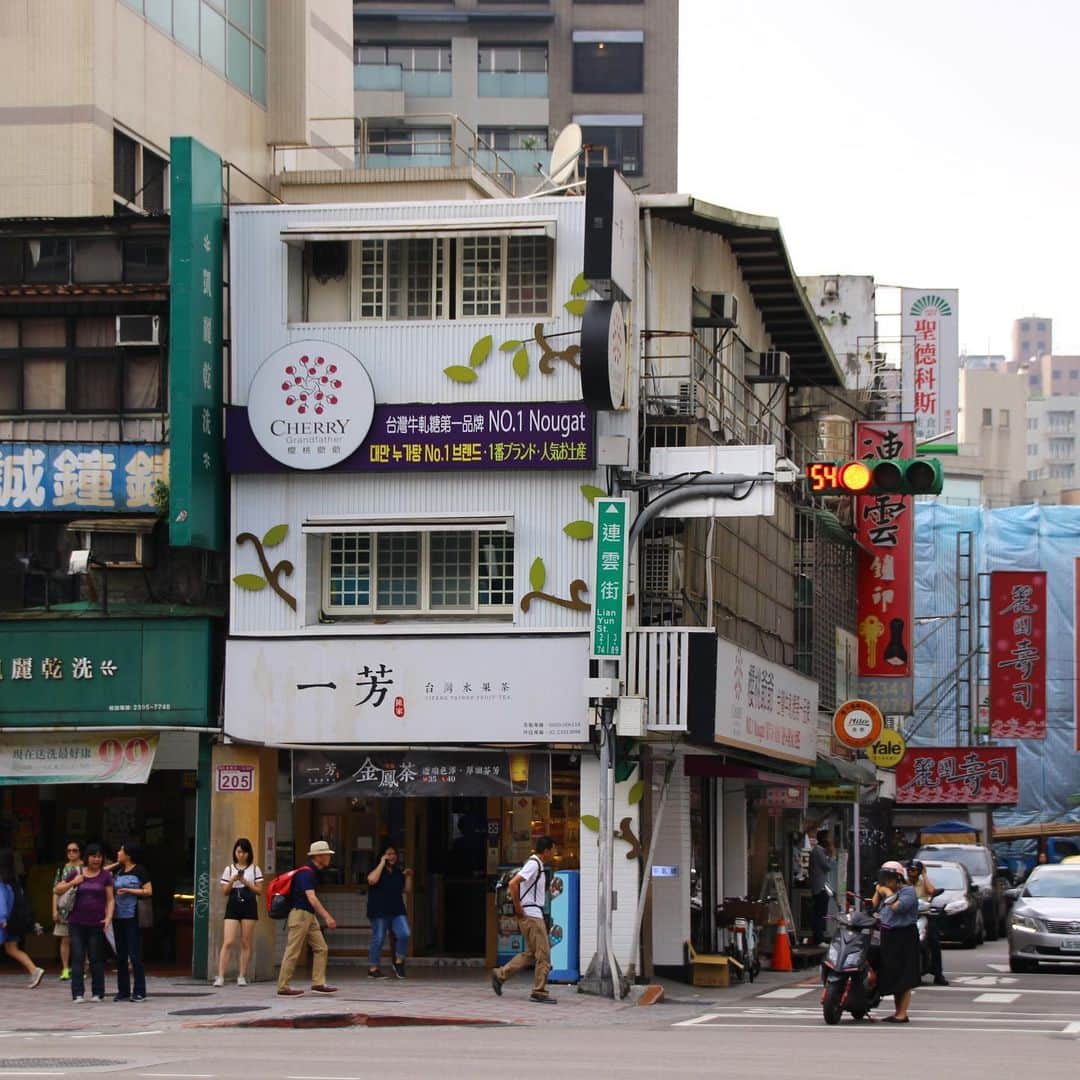 みかんさんのインスタグラム写真 - (みかんInstagram)「. 台北で最初にやりたかった事は、鼎泰豊本店で小籠包を食べること！ . ということで、永康街へ。 グルメ、雑貨、カフェ、茶藝館などが並ぶ楽しい街でした。 . #台北 #永康街  #mikanmamatabi」6月4日 17時45分 - aja.ri