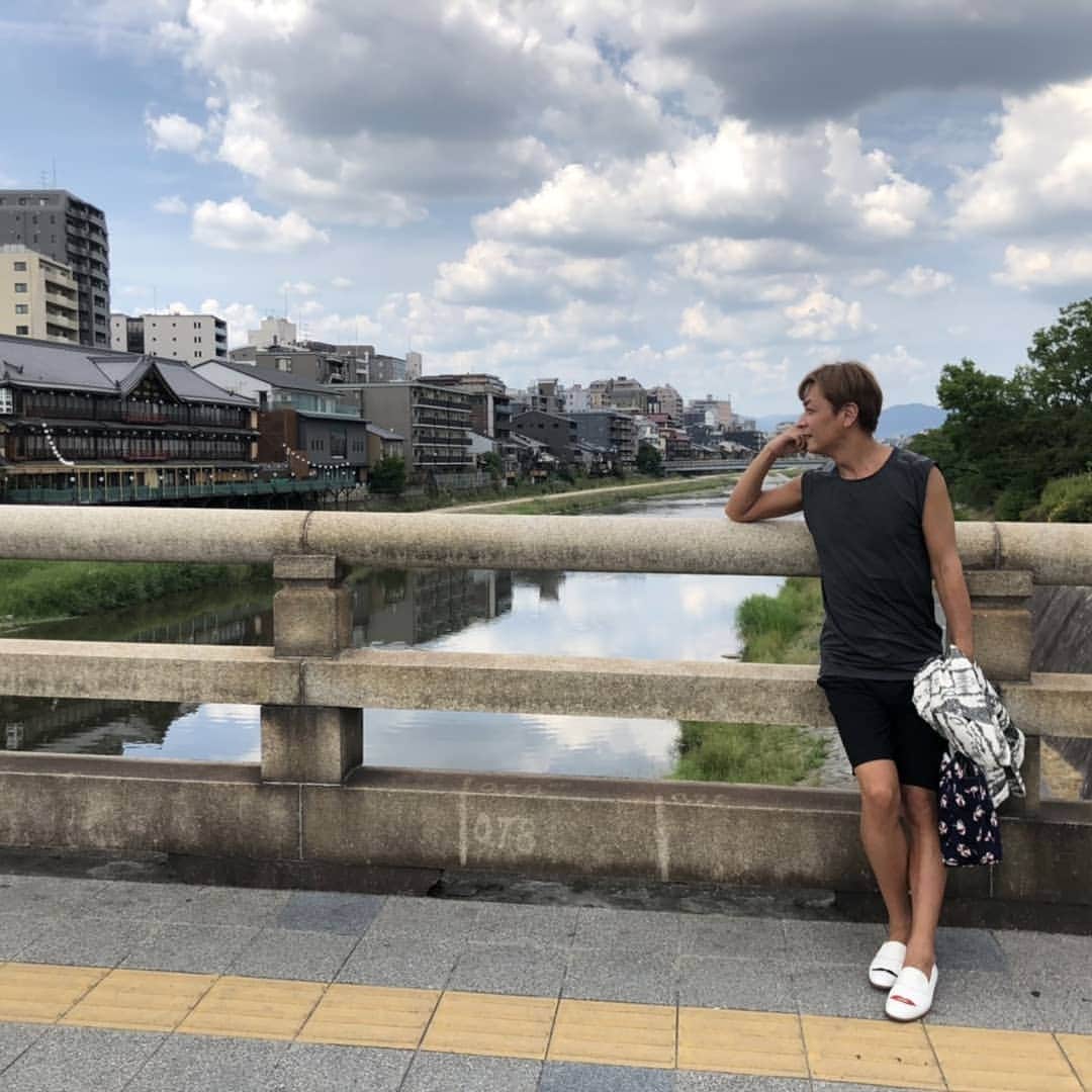 小椋ケンイチ(おぐねー)さんのインスタグラム写真 - (小椋ケンイチ(おぐねー)Instagram)「京都です!! 久しぶりの京都はもう夏の気配を感じるほどの気候😅暑くなって来ています。 仕事の合間に 宇治抹茶ソフトクリーム🍦笑 東京では選ばないけどやっぱりご当地モノはいただきます!! 来月あたりプライベートで来ようかなー😁❤」6月4日 17時47分 - kenichi_ogura