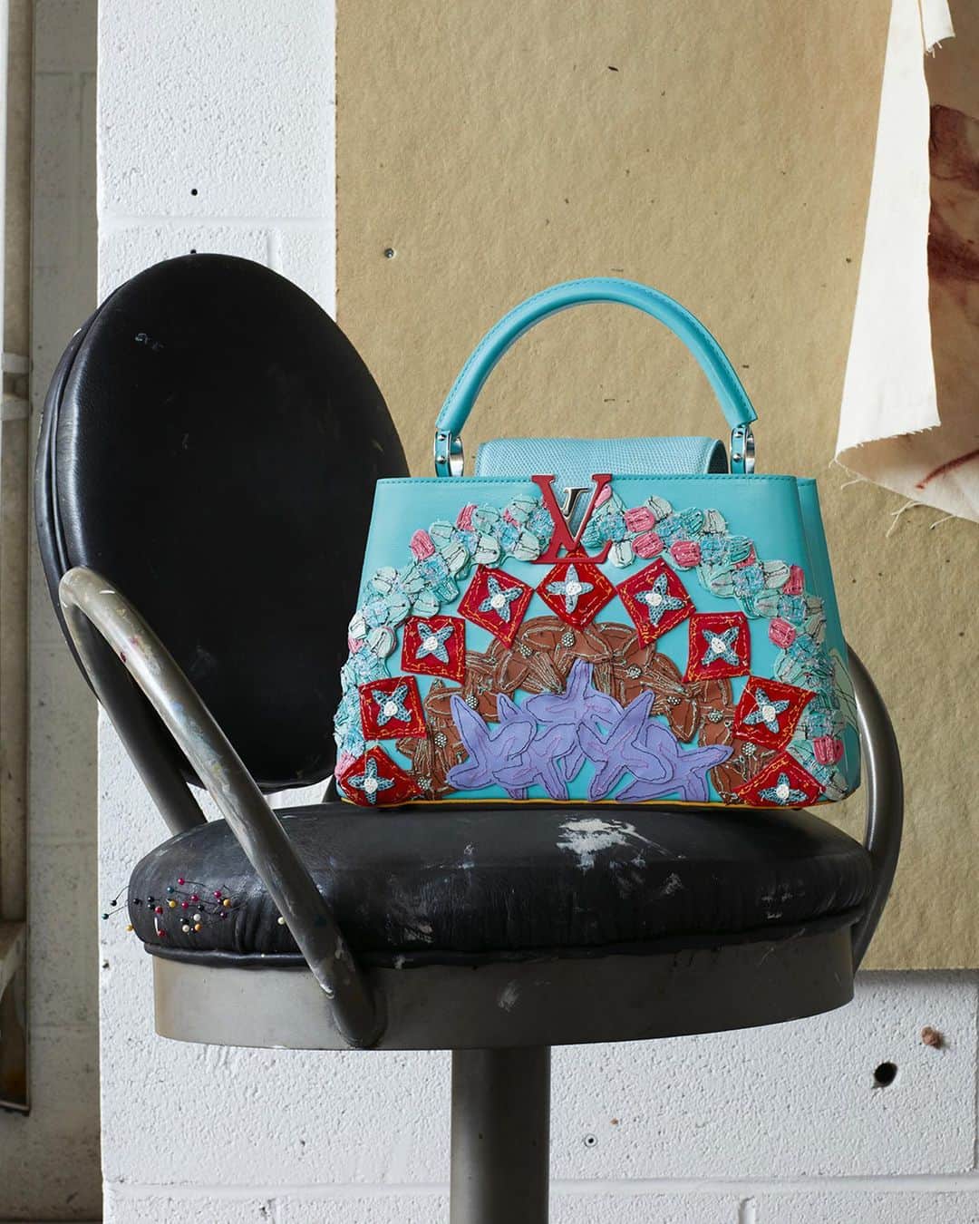 ルイ・ヴィトンさんのインスタグラム写真 - (ルイ・ヴィトンInstagram)「Artycapucines: six contemporary artists bring their visions to #LouisVuitton’s iconic Capucines bag. Discover the limited-edition creation by #TschabalalaSelf via link in bio.」6月4日 17時51分 - louisvuitton