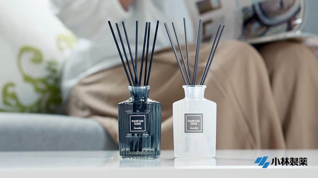 カインズさんのインスタグラム写真 - (カインズInstagram)「【小林製薬×cainz】 濃密フレグランスオイルを使用した、プレミアムな香りが、スティックを通してお部屋全体に広がる『香るStickパルファム』。スティックの本数で香りの強さを調整できます。 ノアールは、黒スティックを挿したスタイリッシュなブラックガラスで洗練されたシャープなイメージ。温かみのあるバニラ・サンダルウッドなど、コクのある甘さを基調に、上質なローズ・ジャスミンなどのフローラルを加えた上品なライトオリエンタル調の香り。 グリは、シックなグレーのスティックを挿したホワイトガラスが透明感のある大人の空間に演出します。かわいらしいピオニーを中心としたフローラルに、ベルガモットやマンダリンなどのシトラスで爽やかさを与え、ムスクなどで柔らかくやさしい印象に仕上げた、透明感のあるフルーティーフローラルの香り。 モノトーンのシンプルなデザインと、甘すぎないやさしい香りで家の中を演出してみませんか？ . 香るStickパルファムノアール デザイン 価格 478円(税込) . 香るStickパルファムグリ デザイン 価格 478円(税込) . 詳しくはこちら http://www.cainz.com/jp/design_exhibition/item/4987072054314.html . こちらの商品ご購入でカインズカードポイント50Pプレゼント🎁Instagramユーザーさんには抽選でデザイン展商品プレゼントも🎵 詳しくはプロフィールURLから✨ . #カインズデザイン展 #カインズデザイン展vol3 #小林製薬 #香るスティック #パルファム #ノアール #グリ #ライトオリエンタル #フルーティーフローラル #モノトーン #モノトーンインテリア #cainzdesignexhibition #kobayashipharmaceutical #fragrantstick #parfum #noir #gris #lightoriental #fruityfloral #monotone #monotoneinterior #cainz #cainzhome #カインズ #カインズホーム #くらしにららら」6月4日 17時53分 - cainz_official