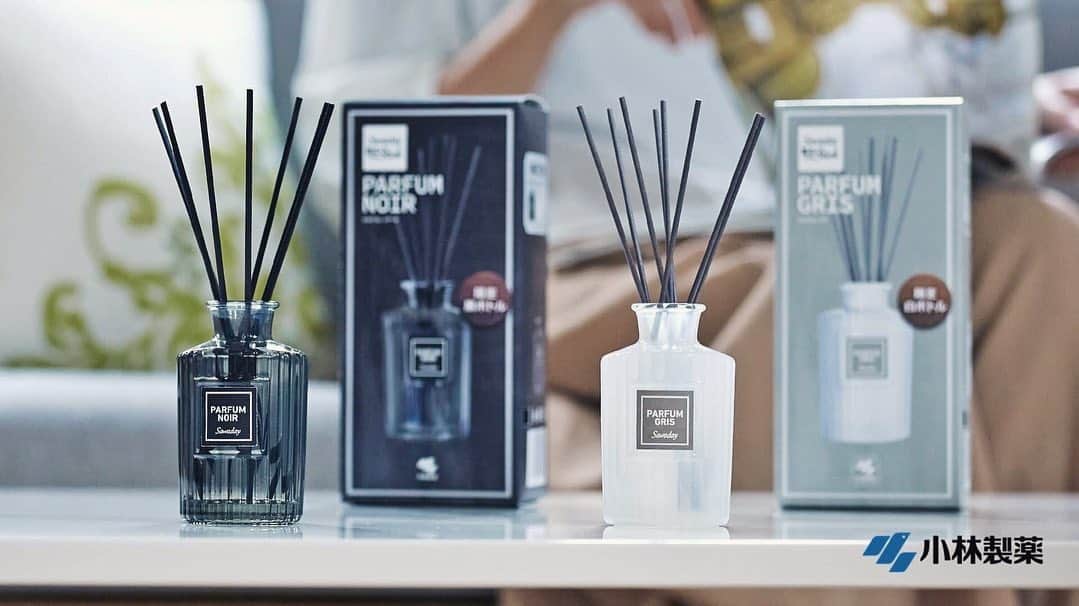 カインズさんのインスタグラム写真 - (カインズInstagram)「【小林製薬×cainz】 濃密フレグランスオイルを使用した、プレミアムな香りが、スティックを通してお部屋全体に広がる『香るStickパルファム』。スティックの本数で香りの強さを調整できます。 ノアールは、黒スティックを挿したスタイリッシュなブラックガラスで洗練されたシャープなイメージ。温かみのあるバニラ・サンダルウッドなど、コクのある甘さを基調に、上質なローズ・ジャスミンなどのフローラルを加えた上品なライトオリエンタル調の香り。 グリは、シックなグレーのスティックを挿したホワイトガラスが透明感のある大人の空間に演出します。かわいらしいピオニーを中心としたフローラルに、ベルガモットやマンダリンなどのシトラスで爽やかさを与え、ムスクなどで柔らかくやさしい印象に仕上げた、透明感のあるフルーティーフローラルの香り。 モノトーンのシンプルなデザインと、甘すぎないやさしい香りで家の中を演出してみませんか？ . 香るStickパルファムノアール デザイン 価格 478円(税込) . 香るStickパルファムグリ デザイン 価格 478円(税込) . 詳しくはこちら http://www.cainz.com/jp/design_exhibition/item/4987072054314.html . こちらの商品ご購入でカインズカードポイント50Pプレゼント🎁Instagramユーザーさんには抽選でデザイン展商品プレゼントも🎵 詳しくはプロフィールURLから✨ . #カインズデザイン展 #カインズデザイン展vol3 #小林製薬 #香るスティック #パルファム #ノアール #グリ #ライトオリエンタル #フルーティーフローラル #モノトーン #モノトーンインテリア #cainzdesignexhibition #kobayashipharmaceutical #fragrantstick #parfum #noir #gris #lightoriental #fruityfloral #monotone #monotoneinterior #cainz #cainzhome #カインズ #カインズホーム #くらしにららら」6月4日 17時53分 - cainz_official
