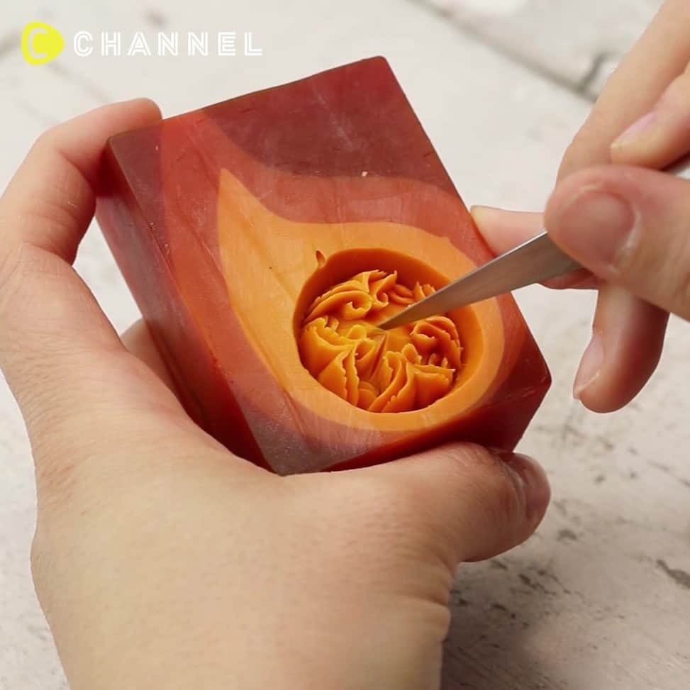 のインスタグラム：「炎のように咲き誇る花♪「カービング用の石鹸」を削って“美”を飾ろう！ . 💗Check👉 @cchannel_girls 🎶 💗Follow me👉 @cchannel_artandstudy 🎵 📲C CHANNELのアプリもよろしくお願いします💕 . フルーツや野菜が彫刻作品のように、  草花や鳥などに姿を変える、カービング🕊 . 古くから伝わるタイの伝統工芸を気軽に楽しめるのが、石鹸カービングです💡 . 今回ご紹介するのは、  オレンジ色のグラデーションが美しい一品✨ . まるで炎のように燃え盛る美しい花を 専用ナイフで削るだけで作れます！ . 浴室や洗面所に置けば 華やかな雰囲気を演出できますね。 . 【用意するもの】 ・カービング用の石鹸 ・専用ナイフ . 【作り方】  ①石鹸に専用ナイフで円状の溝を削る  ②溝の内側から中央まで波状に削っていく  ③さらに溝の外側も波状に削っていけばできあがり！ . 作業のはじめはドキドキしていても、  やがて集中して削っていることに気づきます。 . 目の前の姿がどんどん変化してついに美しい花が咲くのです！ . ぜひ、この感動と達成感を 石鹸カービングで体験しましょう♪ . 協力：カービングパフォーマー「meica」 ●Facebook https://m.facebook.com/meica.carvingperformer . . #soap#soapcutting#asmr#drysoap#relaxtime#asmrlove#satisfyingvideos#soapcrunch#soapcubes#cuttingsoap#asmrslime#prettysoap#treatyourself#soapmaking#soaplife#slimepressing#slimesmoothie#naturalsoap#handmadesoap#soapshare#artisansoap#daisoclay#slimepressing#amazing#flower_daily#flowerart#weddingdiy#mymakingstory#diyprojects」