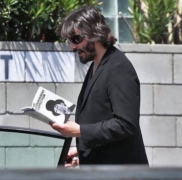 9GAGさんのインスタグラム写真 - (9GAGInstagram)「Keanu Reads #keanureeves #johnwick #johnwick3 #books」6月4日 18時06分 - 9gag