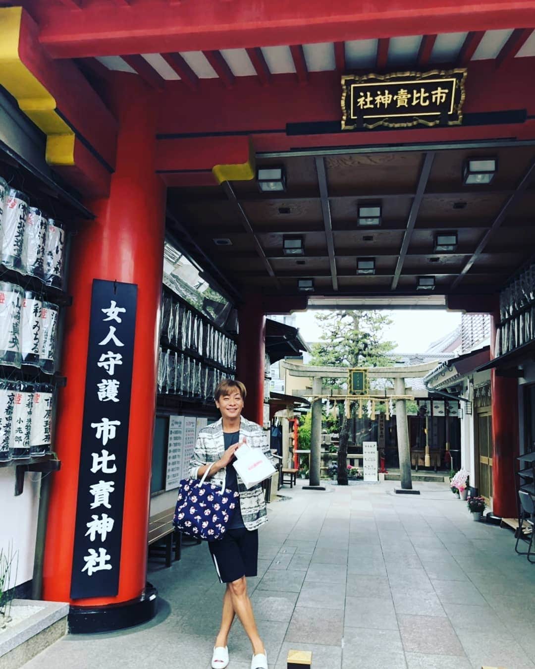 小椋ケンイチ(おぐねー)さんのインスタグラム写真 - (小椋ケンイチ(おぐねー)Instagram)「今回で2度目のお参りをさせていただきました 市比賣神社 イチヒメ神社と読みます💫 京都駅からタクシー🚕で5分くらい。歩いても15分という近さにあるこの神社は 祀ってある神様が全員女の神様❢ だから女の人の悩み全てを受け入れてくれという事で 参拝者は9割女性👩!! 僕も女性に関わるお仕事をさせてもらっているから御礼とお祈りをして来ました!! 境内の中には 皇室に子供が生まれたら必ずここの湧き水を産湯にするという井戸からお水が出ていて このお水を一口飲んで願い事を１つお願いすると…笑 京都行ったら是非寄っていただきたい神社の１つです❤ #市比賣神社」6月4日 17時59分 - kenichi_ogura