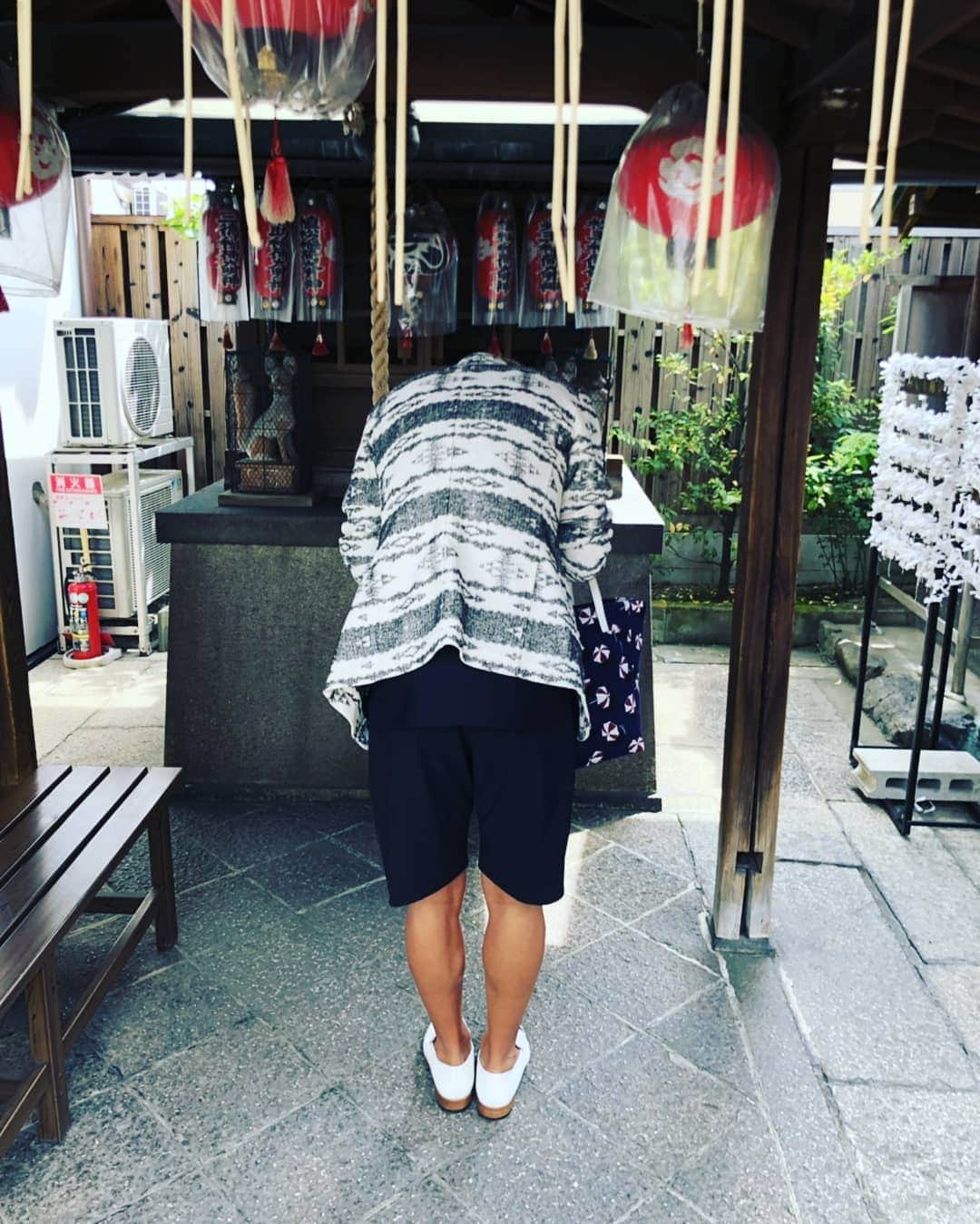 小椋ケンイチ(おぐねー)さんのインスタグラム写真 - (小椋ケンイチ(おぐねー)Instagram)「今回で2度目のお参りをさせていただきました 市比賣神社 イチヒメ神社と読みます💫 京都駅からタクシー🚕で5分くらい。歩いても15分という近さにあるこの神社は 祀ってある神様が全員女の神様❢ だから女の人の悩み全てを受け入れてくれという事で 参拝者は9割女性👩!! 僕も女性に関わるお仕事をさせてもらっているから御礼とお祈りをして来ました!! 境内の中には 皇室に子供が生まれたら必ずここの湧き水を産湯にするという井戸からお水が出ていて このお水を一口飲んで願い事を１つお願いすると…笑 京都行ったら是非寄っていただきたい神社の１つです❤ #市比賣神社」6月4日 17時59分 - kenichi_ogura