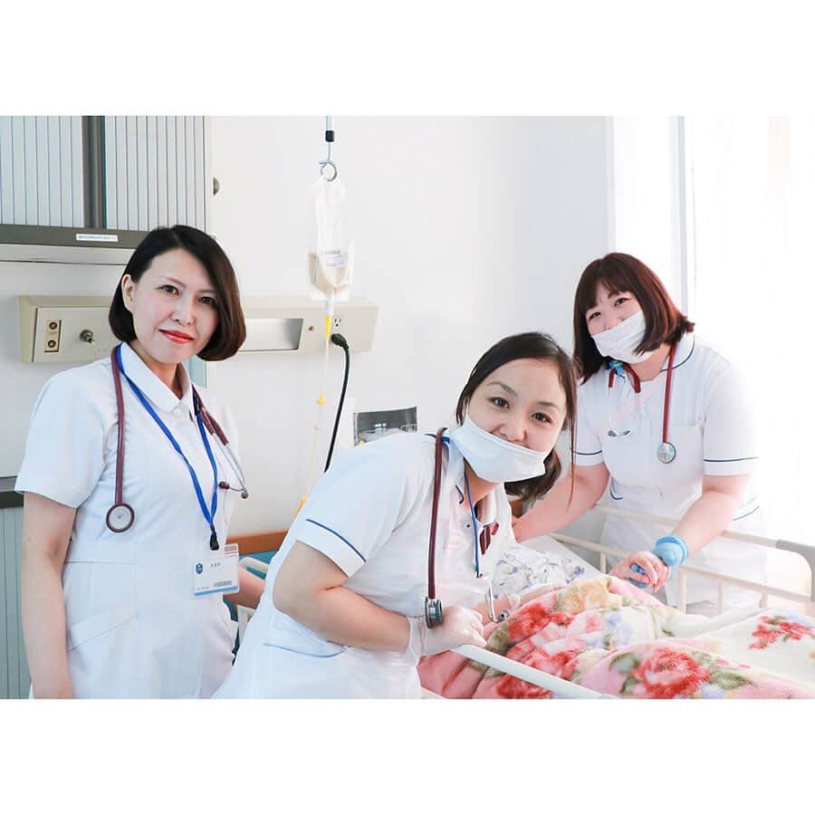 平成医療福祉グループさんのインスタグラム写真 - (平成医療福祉グループInstagram)「当グループの病院・施設を写真でご紹介、その魅力をお伝えしていく企画🎉🎉 --- 第37回「おいでよHMW！」 - 弥刀中央病院（大阪府東大阪市） --- 継続的な医療や介護が必要な方への対応とリハビリ、口腔ケアに力を入れる病院です。そんなスタッフさんたちの仕事の様子をご紹介します📸  写真①まずは動画で各階のスタッフさんをご紹介！ --- 写真②病院の外観です🏥駅から徒歩1分と電車通勤スタッフにとってはうれしい立地です🚉住宅街のなかにある病院として昭和45年から地域医療を支えています💪 --- 写真③院長と病棟のスタッフさんです。とても気さくな院長😝‍まわりのスタッフさんからのアドバイスに笑顔で対応していただきました🤣 --- 写真④3F病棟で患者さんの対応にあたる看護師さんたちです🤗カメラを向ける直前📸に廊下を横切った看護師さんも誘っちゃいました😁みなさん仲良し〜！ --- 写真⑤続いて2Fの病棟へ💨言語聴覚士さんが口腔ケアの真っ最中💋。唾液の分泌を促進したり感染症の予防にもつながるそうです😲 --- 写真⑥透視室で特定行為の研修をする看護師さんと先生です💉病院で2人目となる資格取得に向けてみなさんでバックアップしているそうです💪 --- 写真⑦外来の前にある薬剤部さんのもとへ💊ガラス越しに患者さんの様子も見える薬剤部は入院患者さんだけじゃなく外来の患者さんにも寄り添える頼もしい存在です😚 --- 写真⑧4月からはじまった「質の向上委員会」を見学👂。この日はグループの診療本部長もかけつけて🗣💬各部署の課題を話し合っていました‍🤗 --- 写真⑨14時すぎに栄養部の厨房へ🏃‍美味しそうなご飯が完売したと思ったら🍚🐟もう夕食の準備だそうです🤤調理前とはいえピカピカの調理場と手際よく対応するみなさんの仕事っぷりにびっくりでした😲 --- 写真⑩最後は病院を支える医事課と医療機関との架け橋になる地域医療連携室のみなさんです✌︎✌︎笑顔の瞬間、いただきました📸😏 ------ 〈弥刀中央病院インフォメーション〉 ------ ○アクセス:近鉄大阪線「弥刀駅」下車 徒歩1分🛤、近畿自動車道 東大阪ICから約15分🚘 ○スタッフ募集中！ ・医師（一般内科、老人内科、在宅医療部門） ・介護福祉士（デイケア/病棟） ・介護職員 ・リハビリスタッフ（PT・OT・ST） ・管理栄養士 ・調理師 ・調理補助 ・栄養士 ・薬剤師 ・診療情報管理士 ・病棟クラーク ・PCオペレーター ・医事課事務職員 - ○病院見学 随時対応中です！ 就職希望者を対象に見学会を行っています👀 お気軽にお問い合わせください✨ --- 詳しくは「弥刀中央病院」で検索！🔎 ご応募お待ちしています💡 --- #平成医療福祉グループ #HMW #弥刀中央病院 #東大阪市 #絶対に見捨てない #医療 #介護福祉士 #介護職 #看護師 #理学療法士 #作業療法士 #言語聴覚士 #管理栄養士 #栄養士 #調理師 #厨房職員 #診療情報管理士 #病棟クラーク #薬剤師 #PCオペレーター #スタッフ募集中 #地域と繋がりたい #地元で就職 #地域密着 #東大阪で #転職 #楽しく #働こう #託児所もあるよ #パパも使える」6月4日 17時59分 - hmw_group