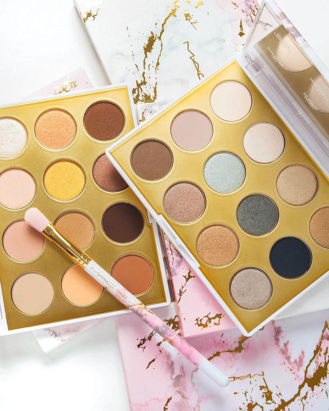 M∙A∙C Cosmetics Japanのインスタグラム：「⠀ マットとメタリックの異なる質感の組み合わせを楽しめる [スモール アイシャドウ × 12] で 立体的な目元を演出✨ ⠀ #MACElectricWonder #MACエレクトリックワンダー ⠀ *公式オンラインショップ、全国店舗 6/7発売 *表参道ヒルズ店は5/28より先行発売中！ ⠀ ⠀ DESIGN: M·A·C ARTIST RINO KASAI @rino416⠀@macprotokyo PHOTO: @takaki_iwata ⠀ ⠀ ⠀ ⠀ ⠀ ⠀ #MACCosmeticsJapan #MACコスメ #MACCosmetics  #MyArtistCommunityJP  #MACArtistChallenge #MAC #コスメ #メイク #アイメイク #MACアイメイク #MACアイシャドウ #アイシャドウ #アイパレット #ブロンズメイク  #限定 #大理石」
