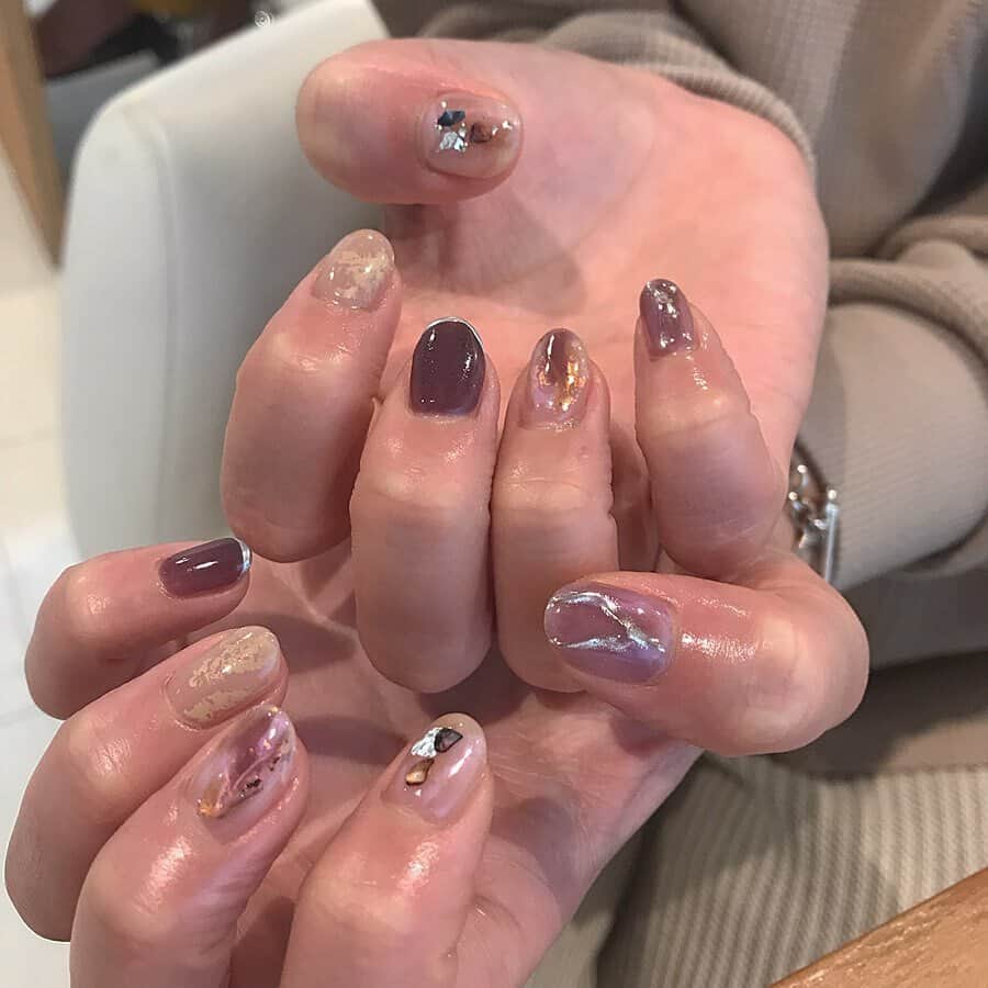 のインスタグラム：「. 紫陽花を連想させるような淡い紫にツヤ感が加わった魅力的なネイル。梅雨の時期は気分が下がりがちですが、手元を鮮やかに彩ったらHAPPYになれそう♡ . こちらは、福岡県の『HOME FUKUOKA @homefukuoka 』さんによるもの。他に類を見ないような個性的でお洒落なデザインが多いです。 . MERYでは他にも「かわいい」に近づくさまざまな情報を発信しています。 @mery.beauty コスメ・美容に特化した情報をお届け♡ @mery_spot 話題のカフェやお出かけスポットをご紹介！ こちらもぜひチェックしてみてください！ . . photo by @eriiii0611 . #MERY #regram #instagram #instanail #nail #naildesign #gelnail #handnail #네일스타그램 #젤네일 #紫陽花 #梅雨ネイル #艶ネイル #ネイルデザイン #トレンドネイル #透明感ネイル #パープルネイル #手元くら部 #福岡ネイルサロン #福岡 #ネイルアート #アートネイル #ネイルサロン #ハンドネイル #ジェルネイル #お洒落 #お洒落さんと繋がりたい #MERY女子 #メリー」