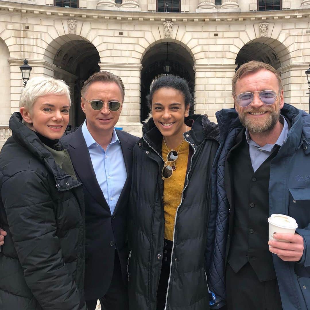 マーシャ・トマソンのインスタグラム：「It’s been a great couple of months on set with this lot. #victoriahamilton #robertcarlyle #richarddormer #cobra #skytv」